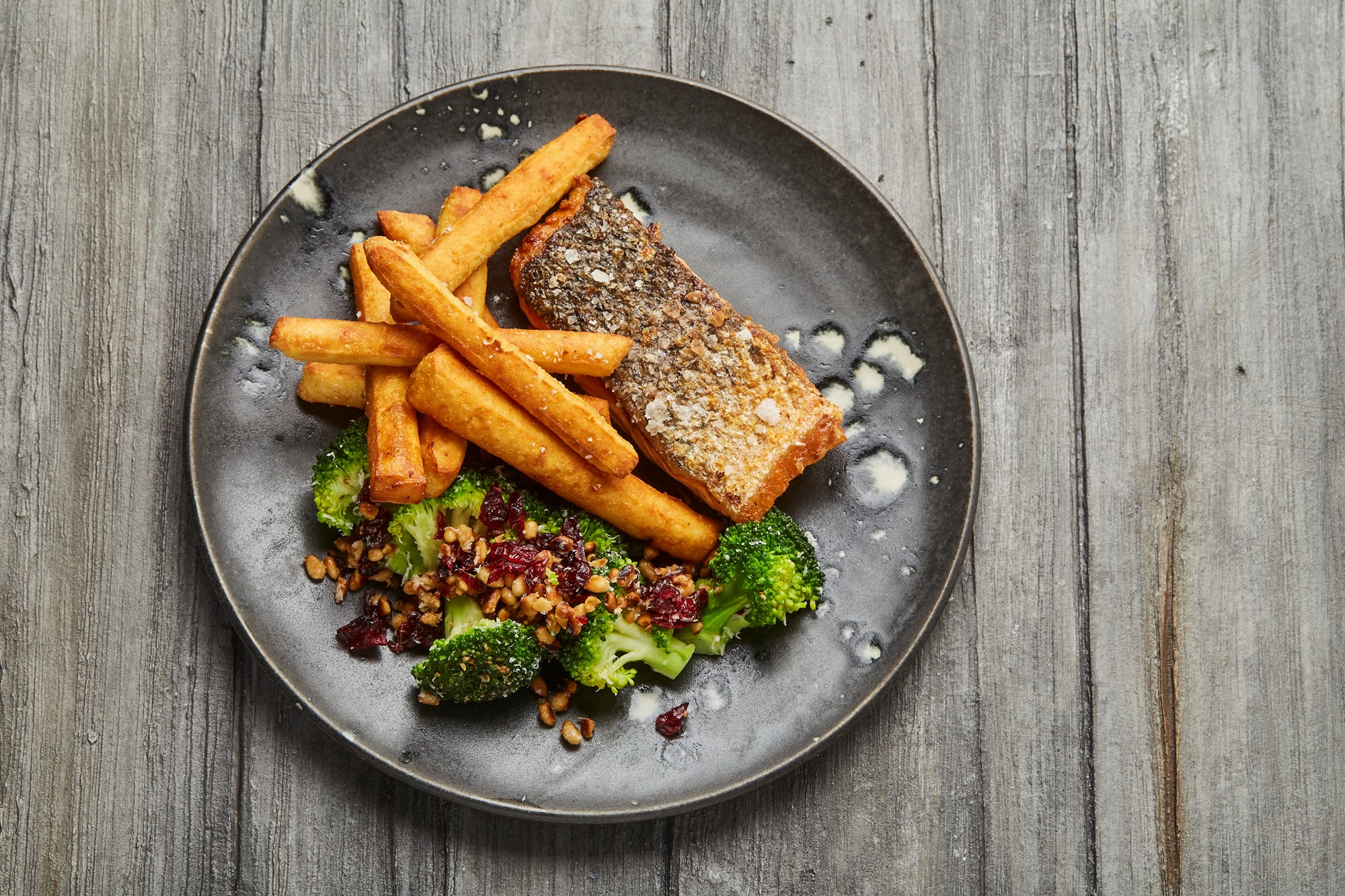 Stegt laks med sprød panisse dertil broccolisalat med pinjekerner og tranebær