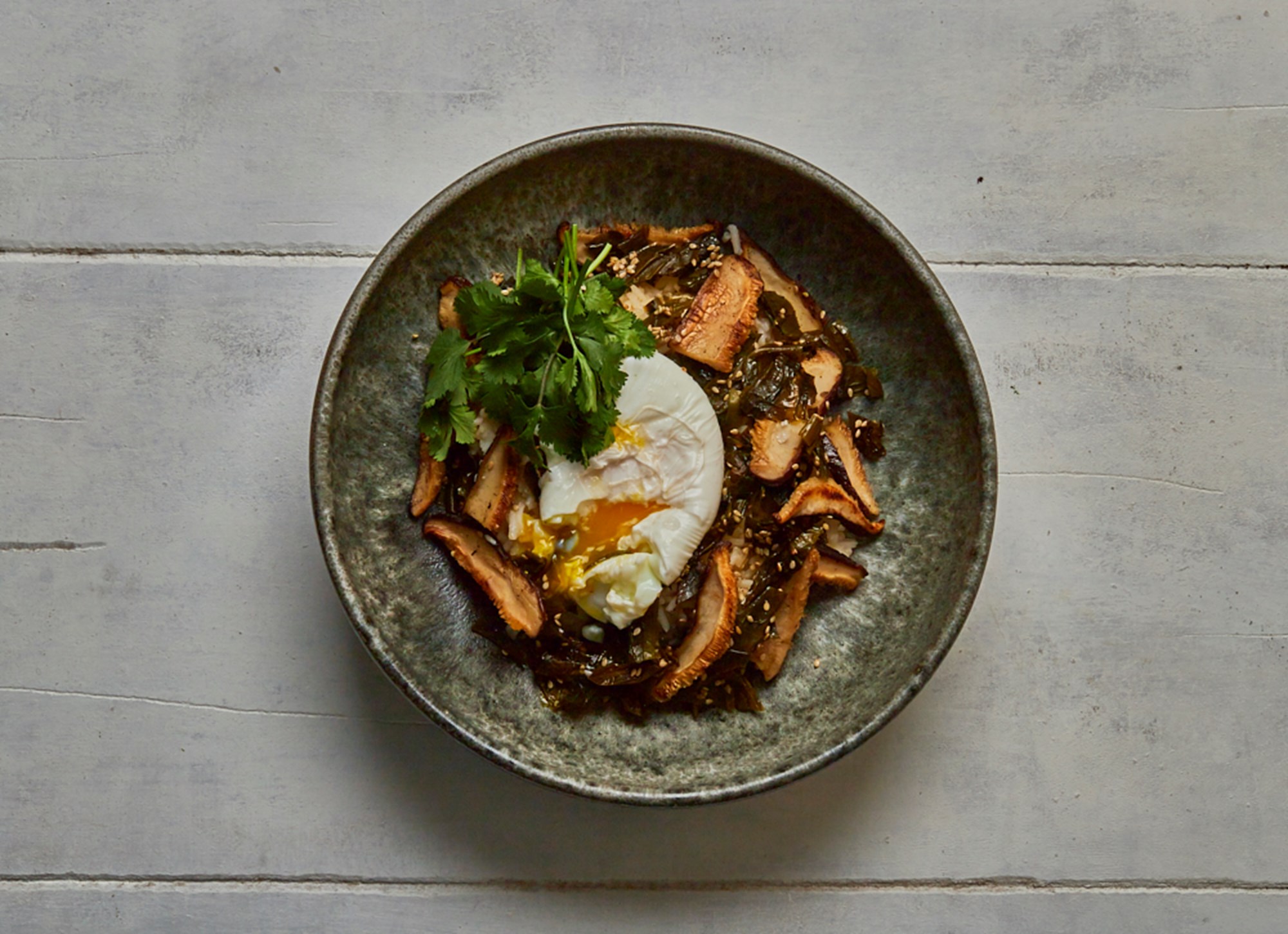 Pocheret æg med tangsalat, svampe og ris