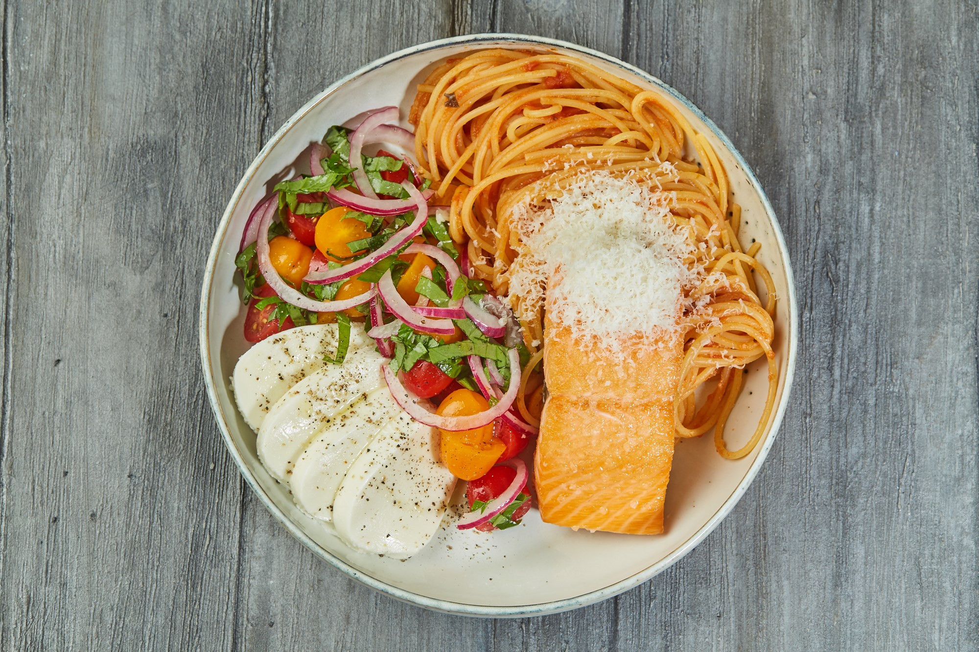 Ovnbagt laks med spaghetti og Skagenfood tomatsugo dertil tomatsalat med frisk mozzarella