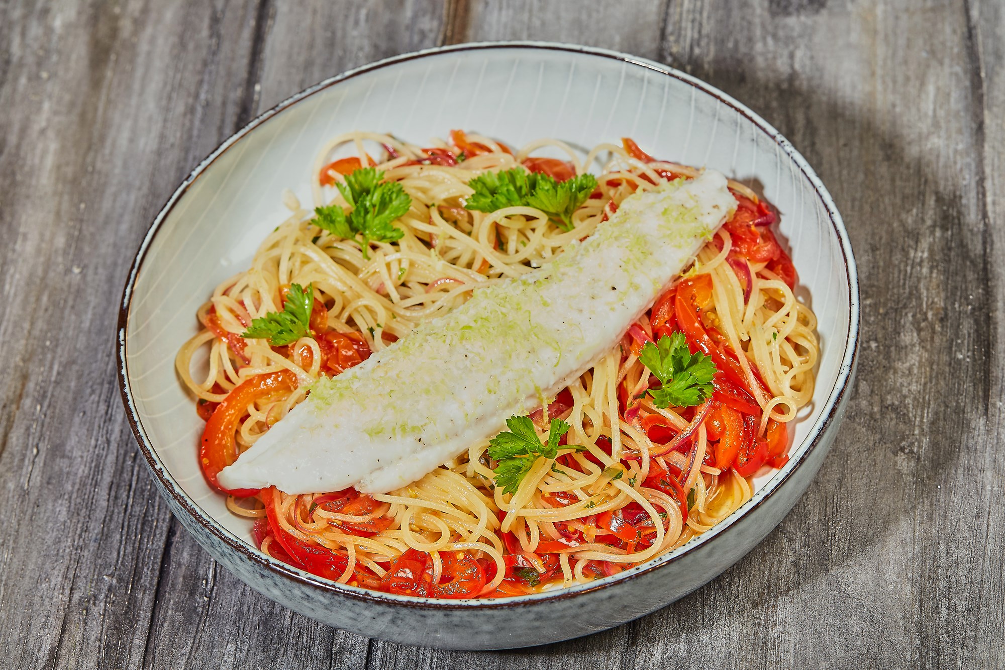 Gratineret ising med spaghetti, peberfrugtrelish og semi-dried tomater