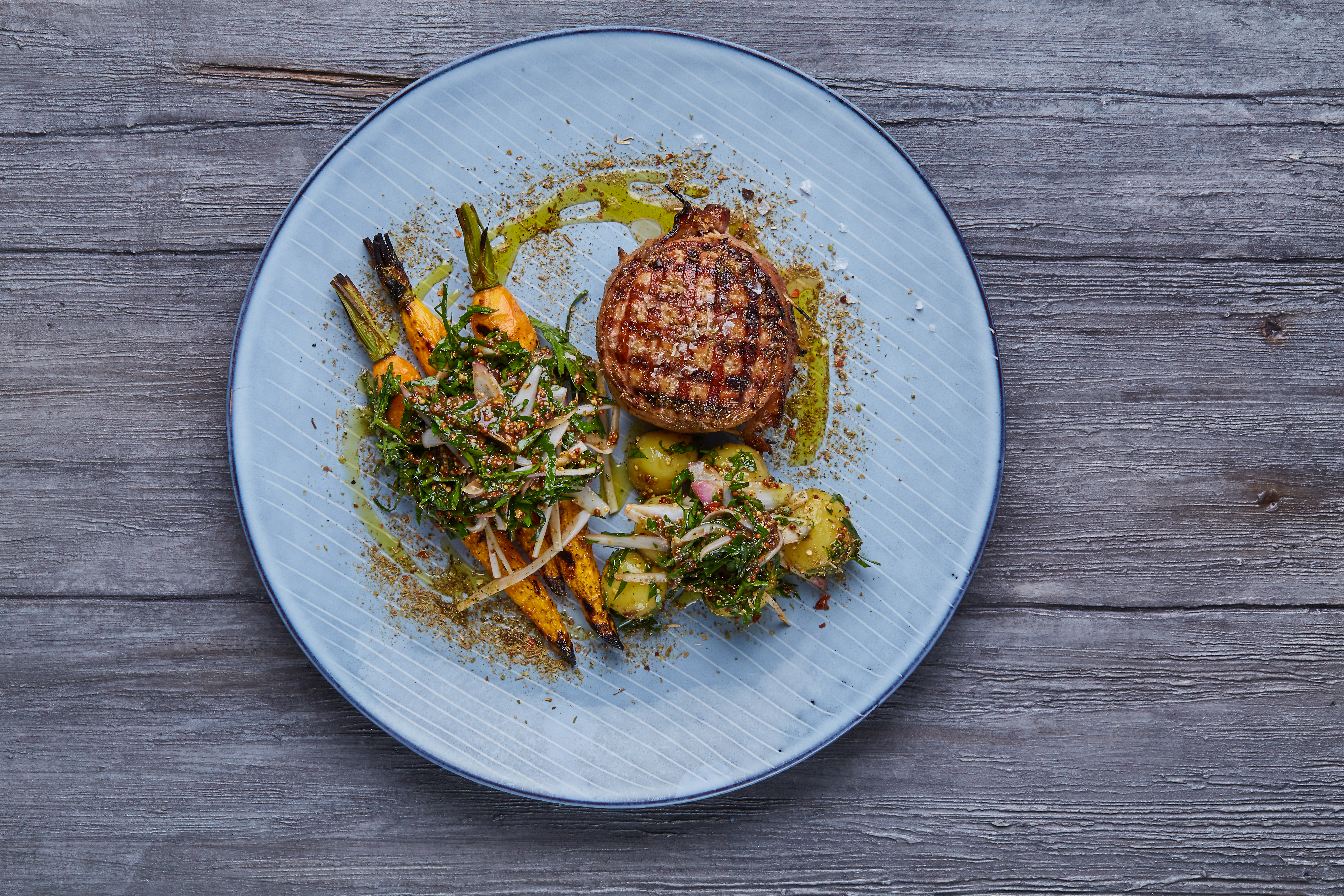 Grillede hakkedrenge med lun chimichurri kartoffelsalat