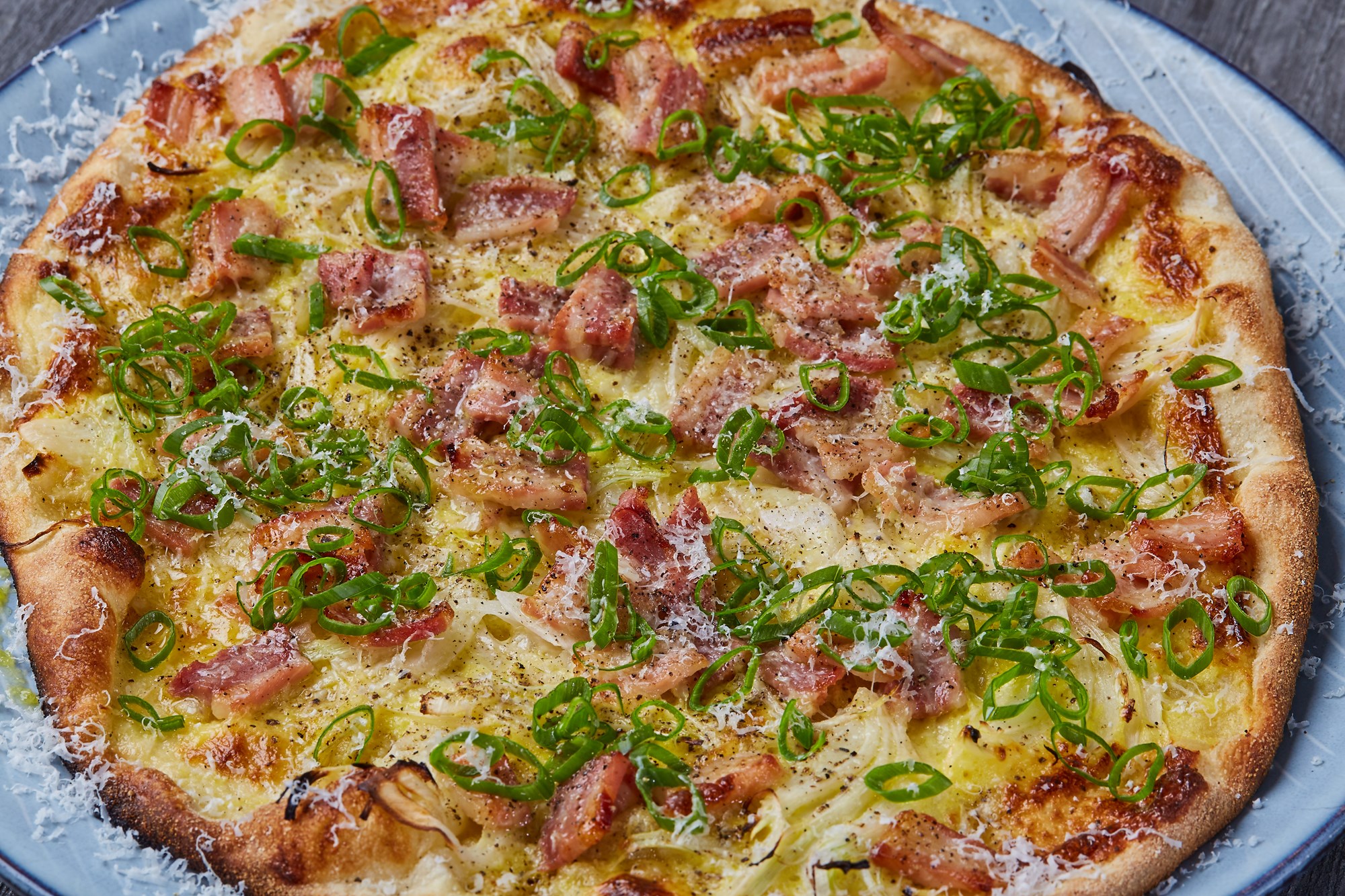 Alcassisk tarte flambée med friséesalat og nye sennepskartofler