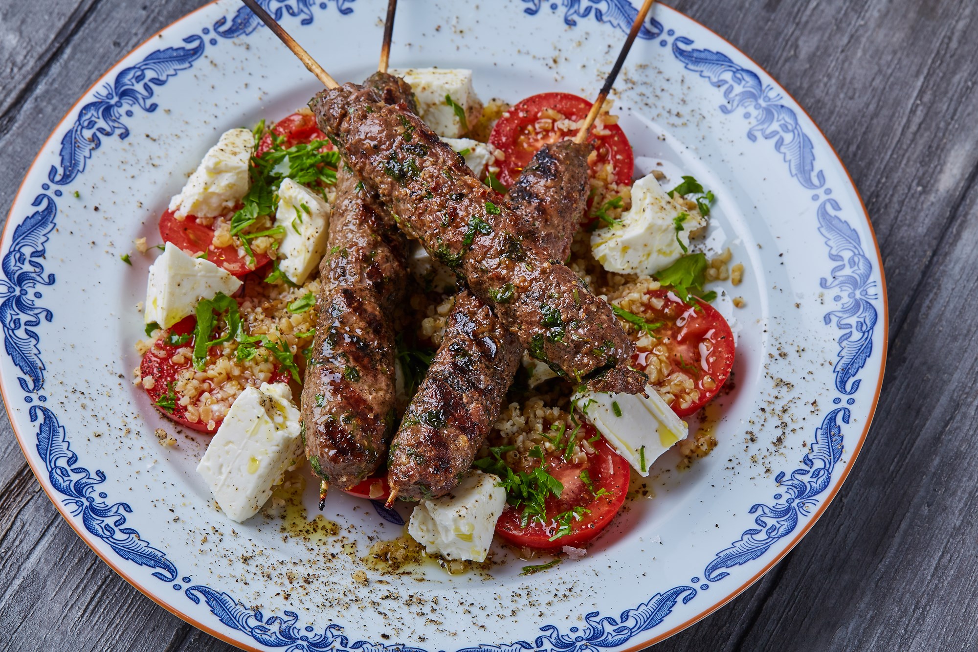 Grillede köfta kebabs med tomatsalat med kota og persille-tabbouleh