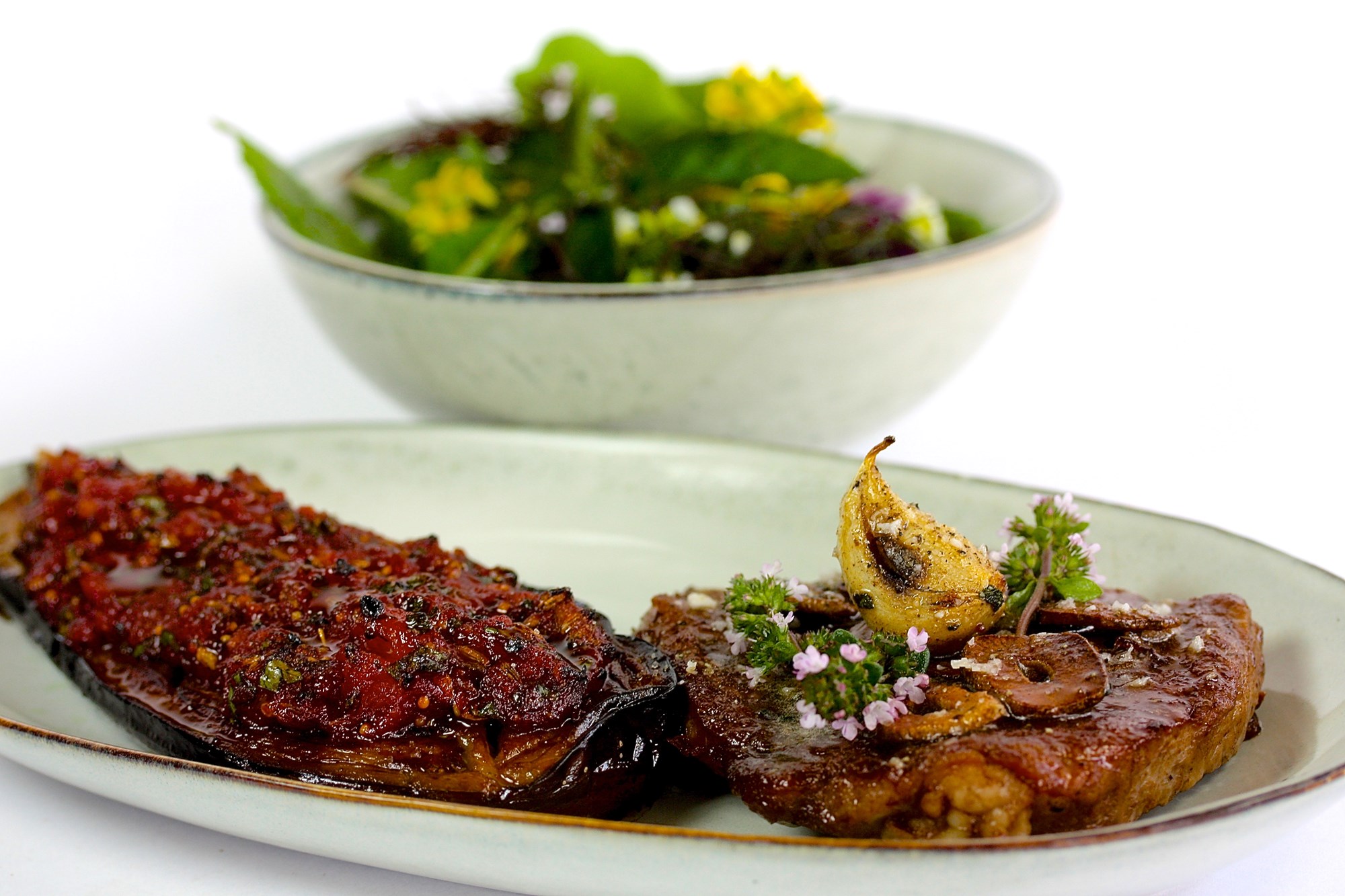Kotelet med aubergine imam bayaldi og grøn salat