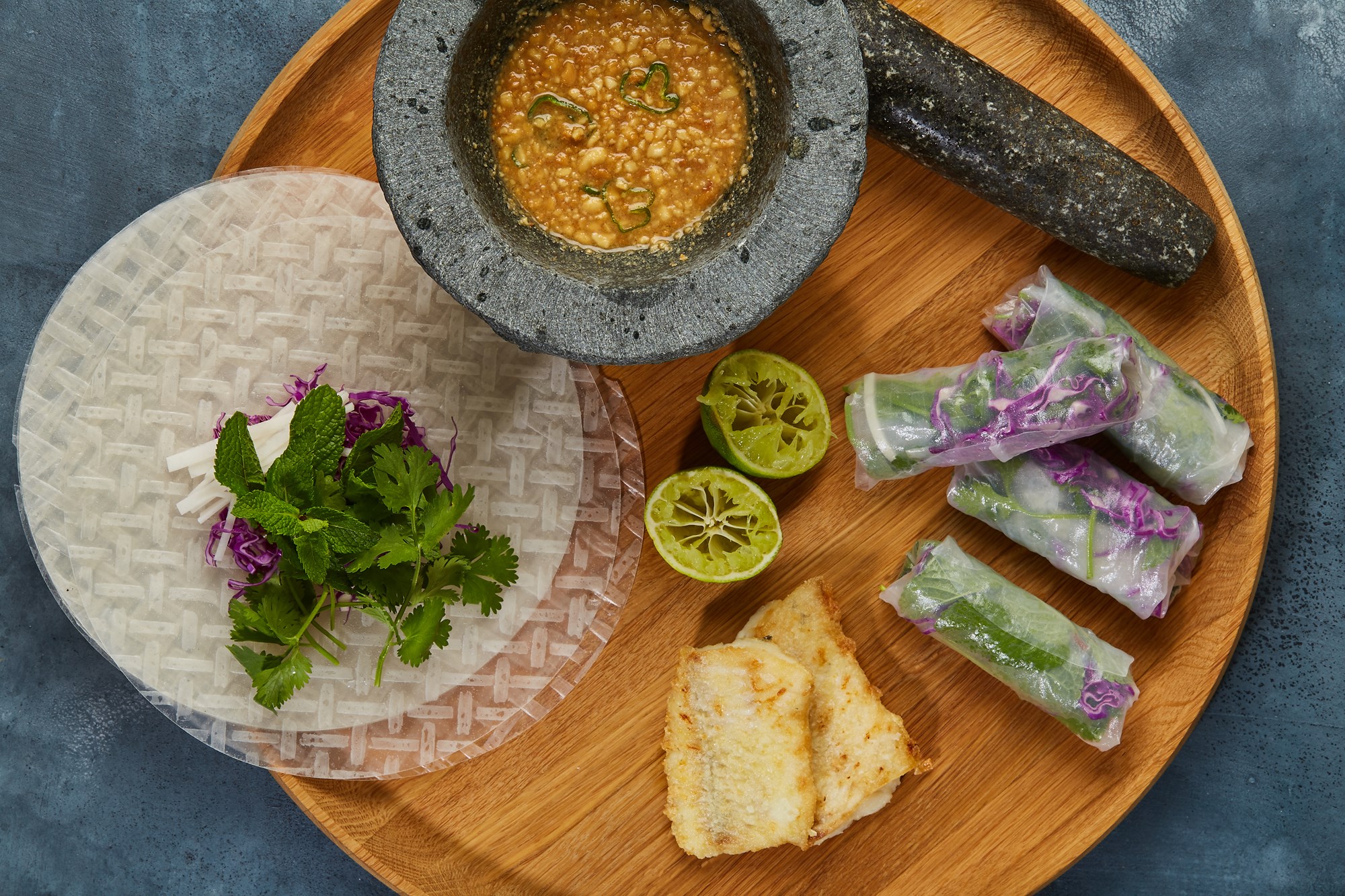 Gỏi cuốn - Vietnamesiske forårsruller med havkat, spidskål, glaskål og peanut-chili-dip