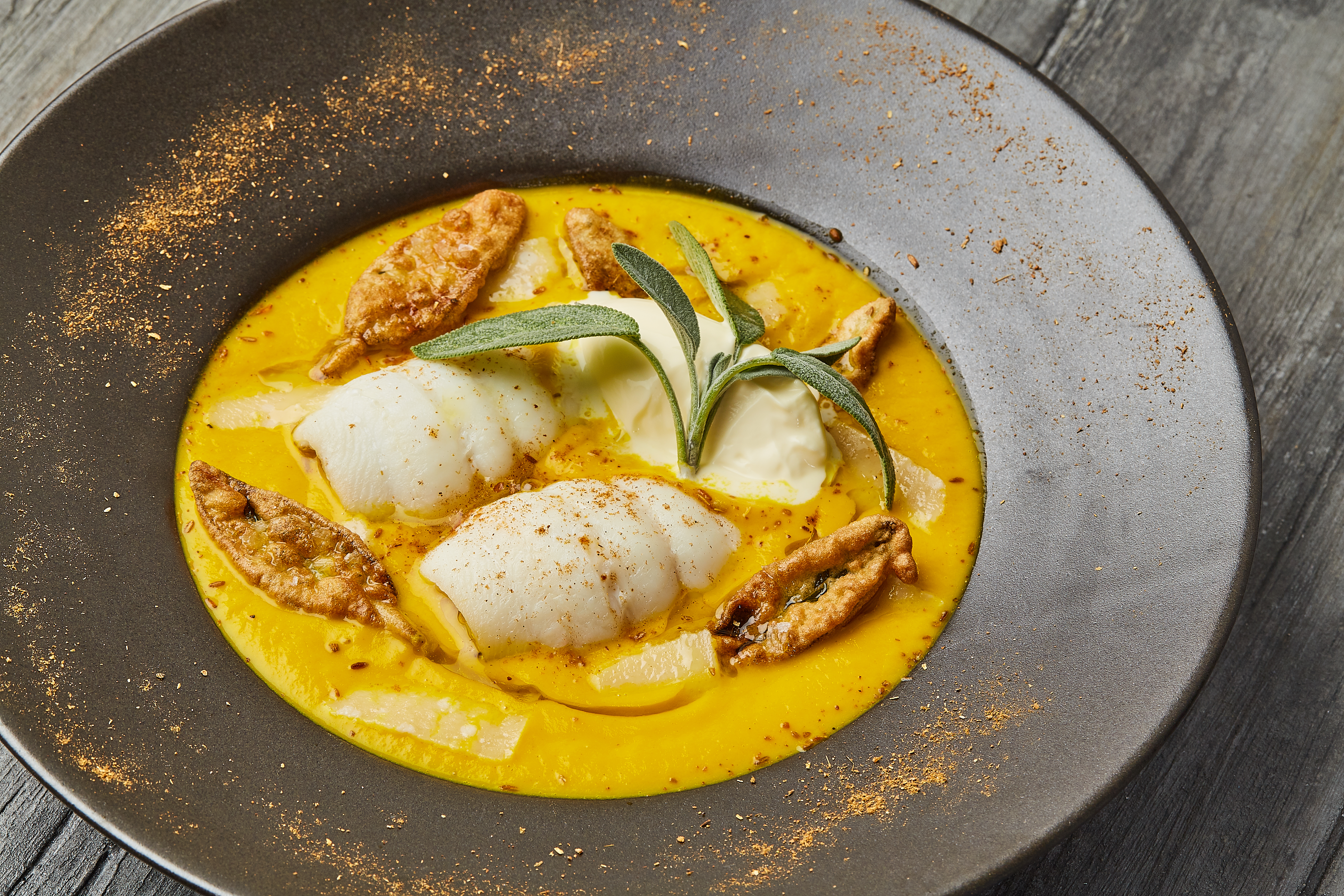 Gulerodssuppe med ras el hanout, skærising og friterede salvieblade