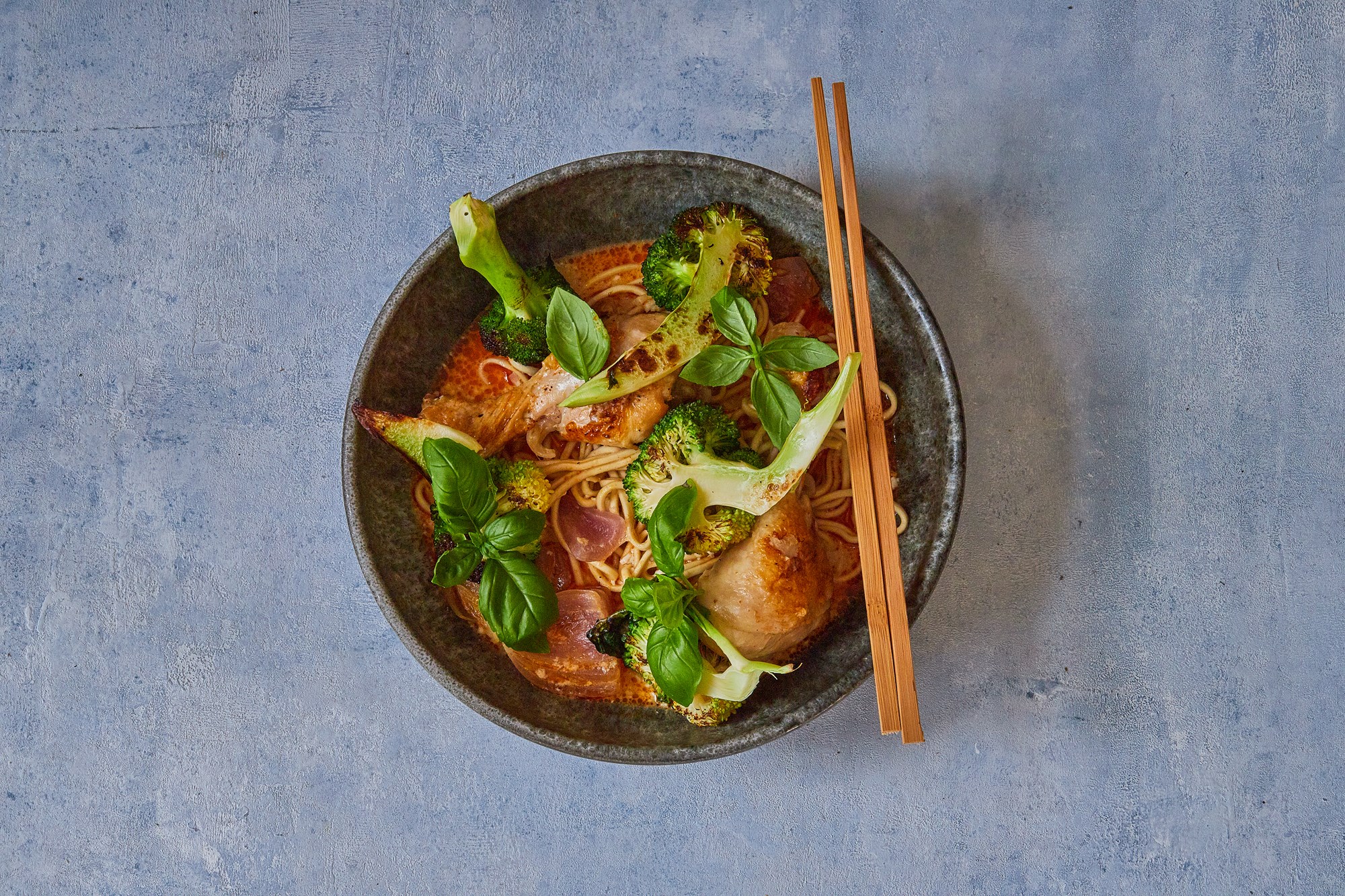 Kyllingelår i rød curry med nudler, broccoli og basilikum