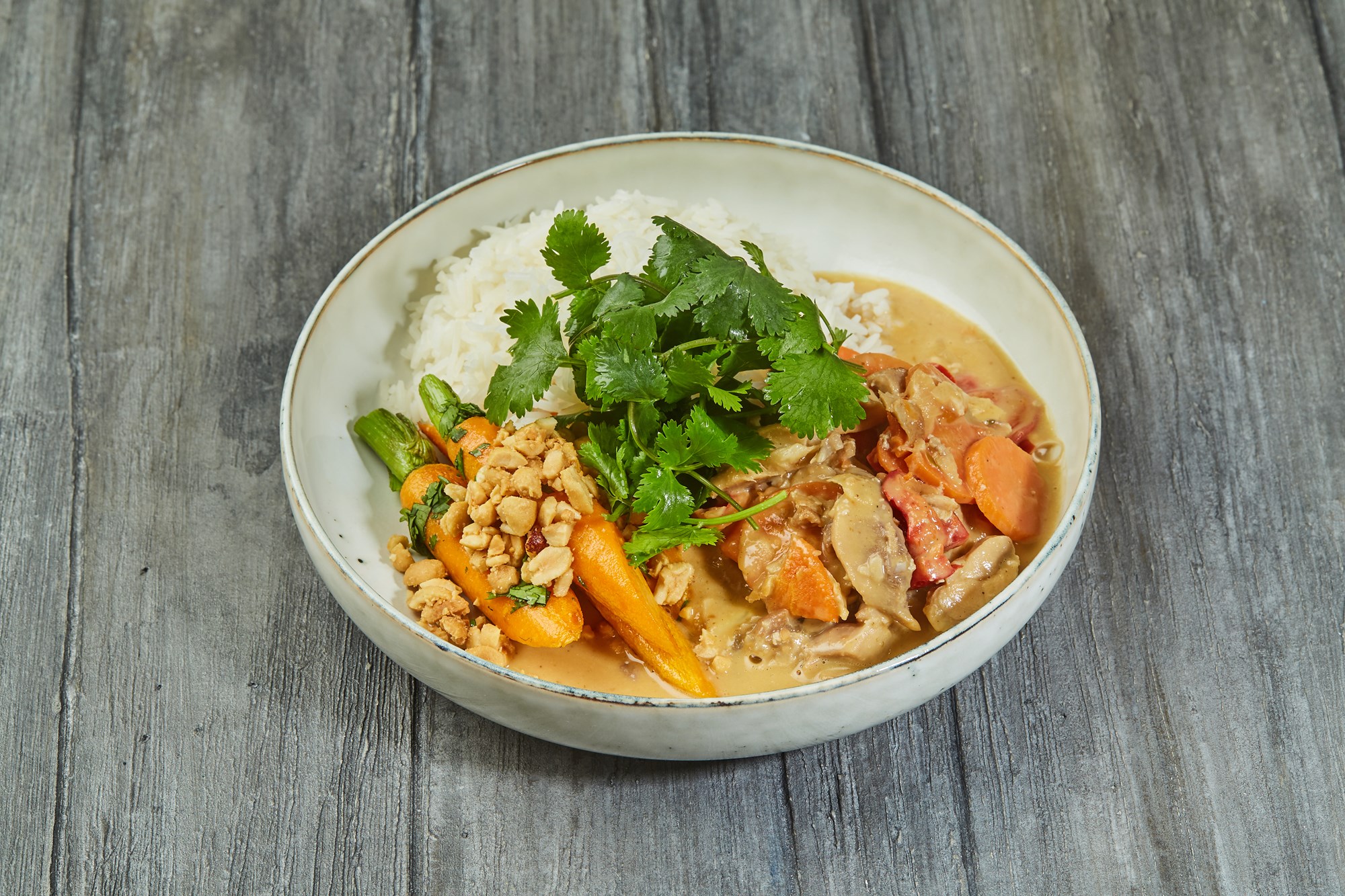 HEAT: Thailandsk Panang karry med kylling,  stegte gulerødder og ristede peanuts