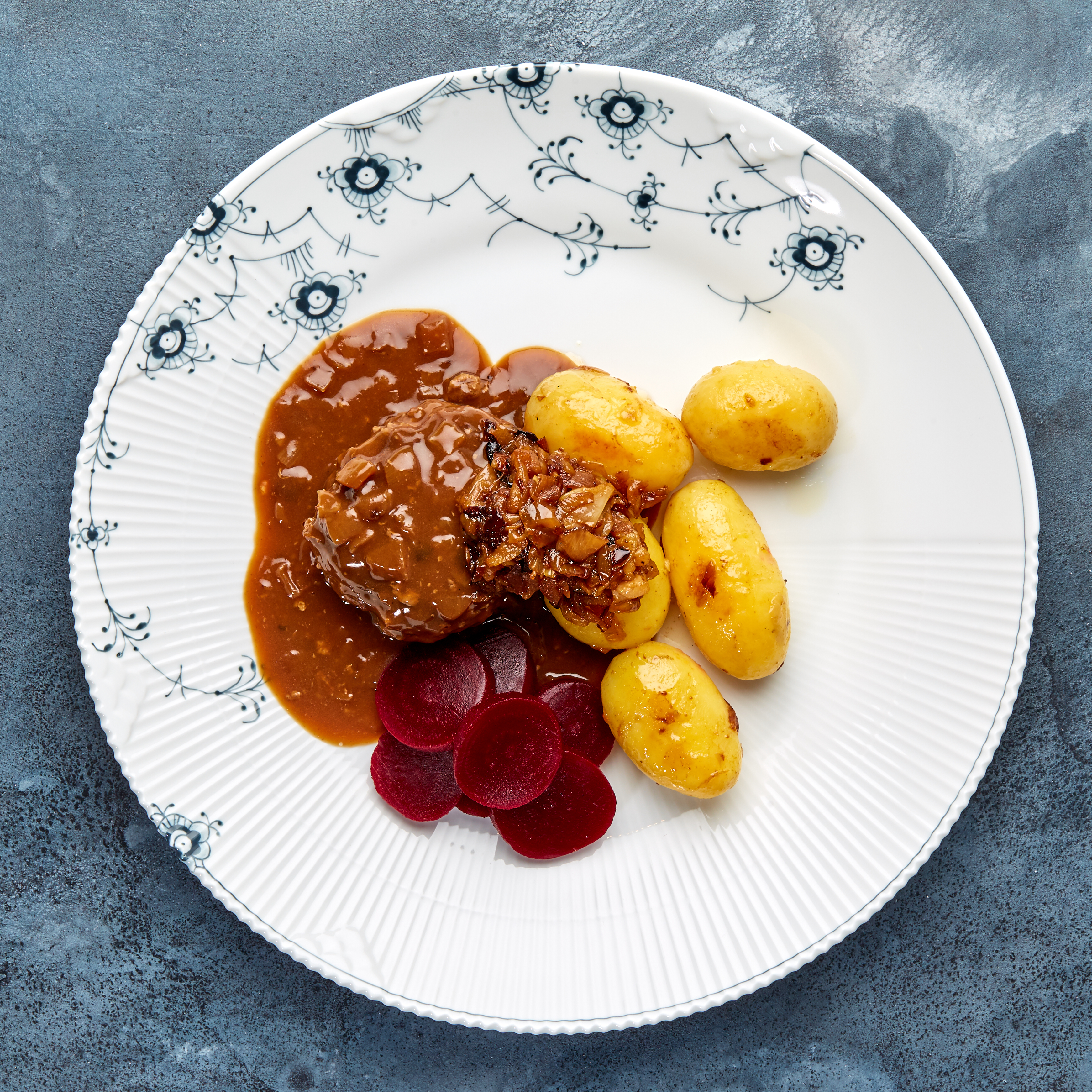 Heat Dansk Bof Hakkedreng Med Blode Log Brun Sovs Kartofler Syltede Rodbeder Opskrift Fra Skagenfood Dk