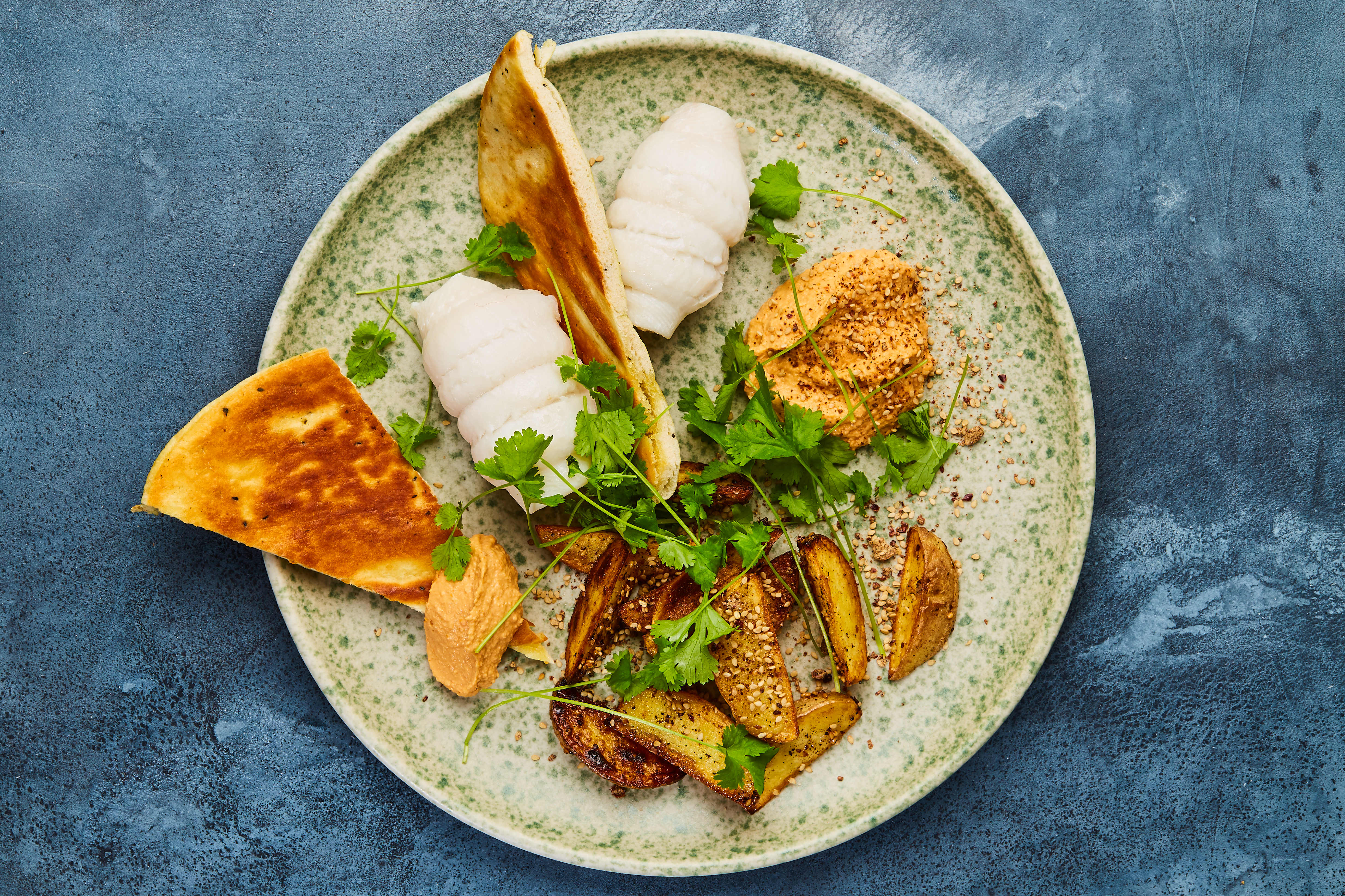 Bagt rødspætte med baba ganoush, fladbrød og kartofler