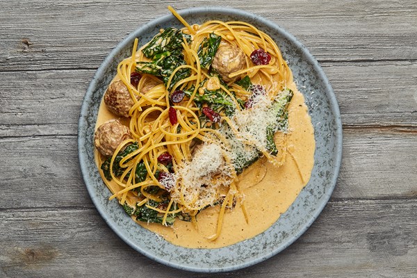 Italienske kødboller med pasta, grønkål og pinjekerner