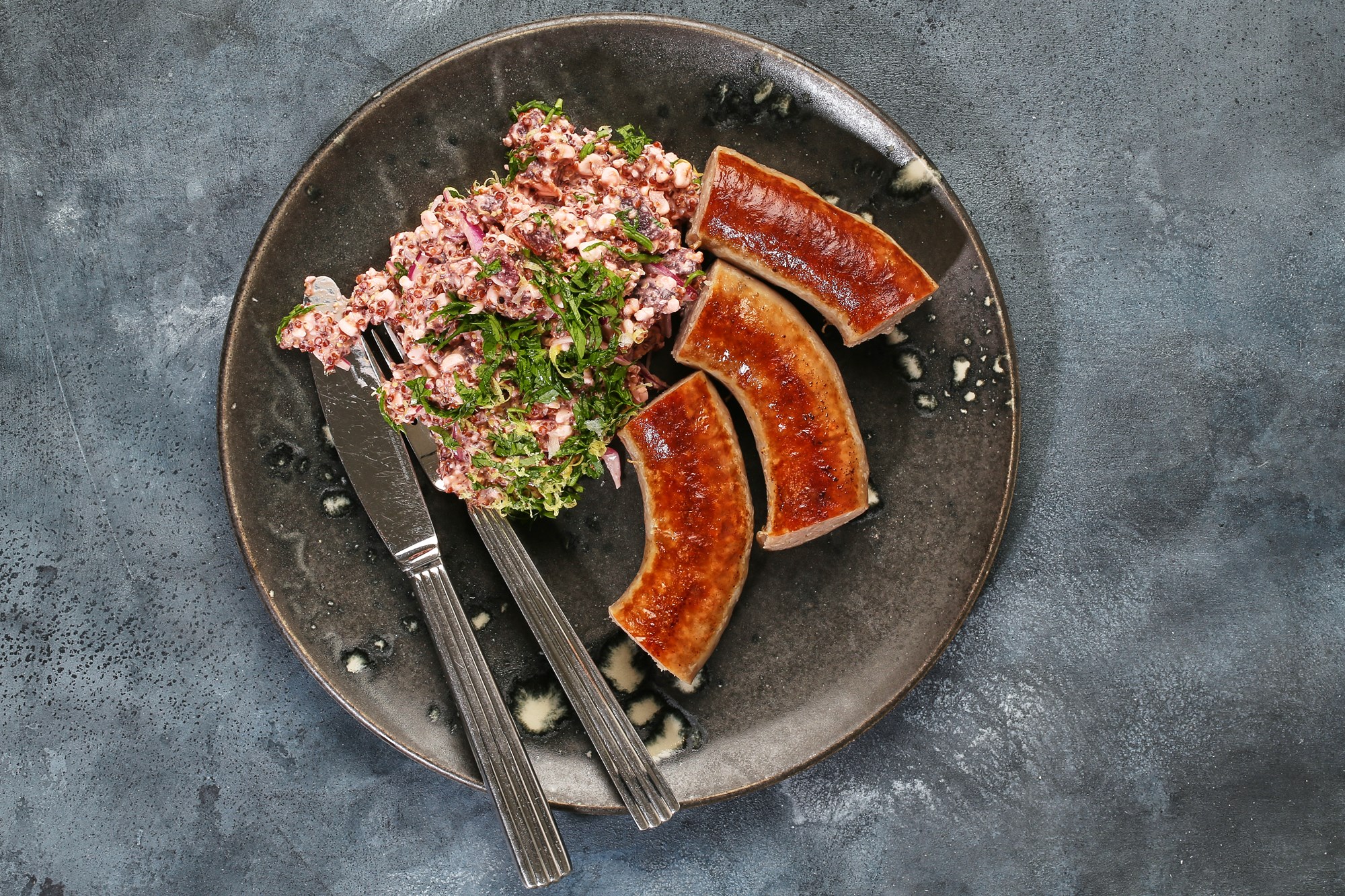 Stegte frankfurtere fra Bodebjerg med salat af rød quinoa, bladbeder, grov sennep & hytteost