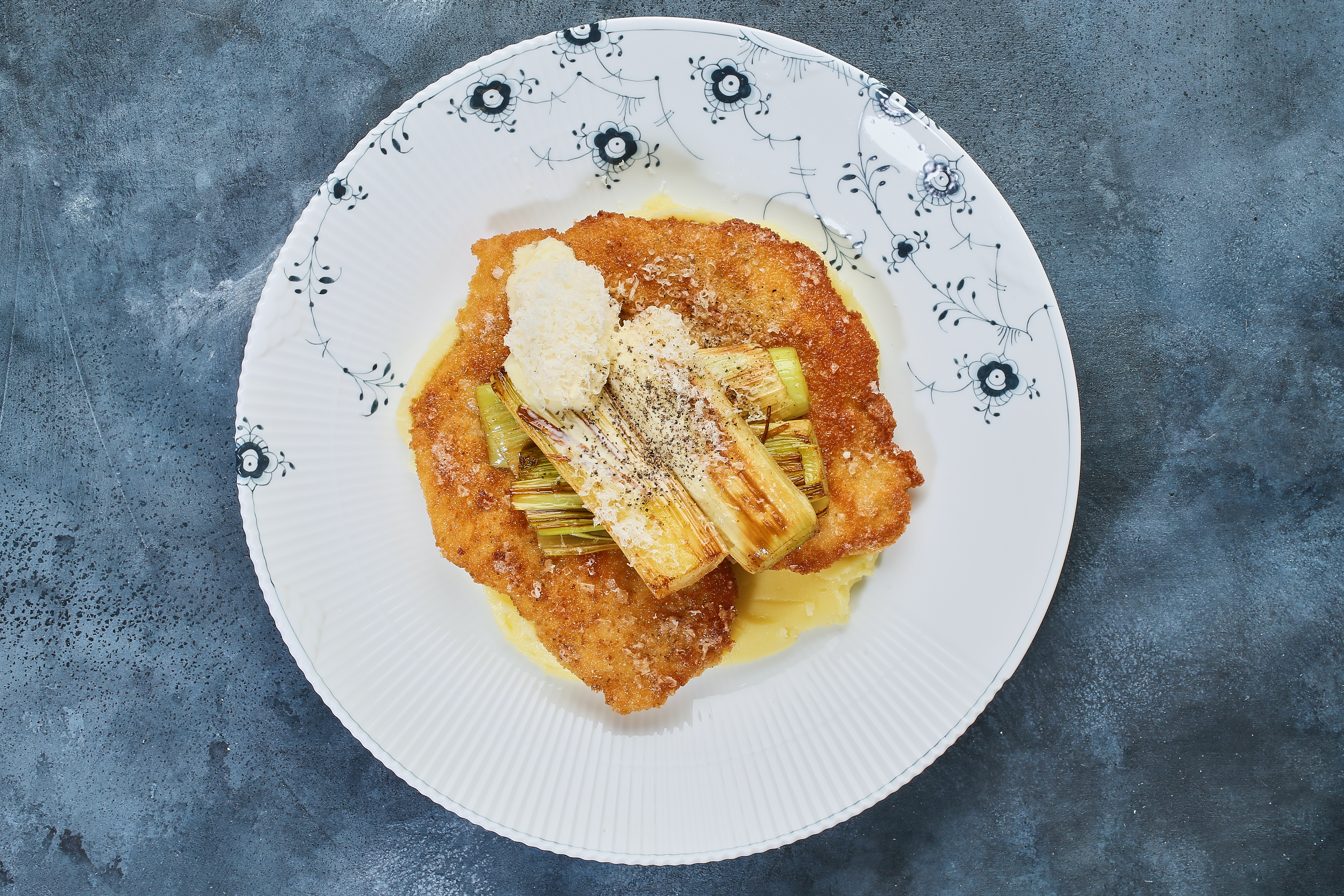 Kylling med parmesanmos, timianstegte porrer og parmesan