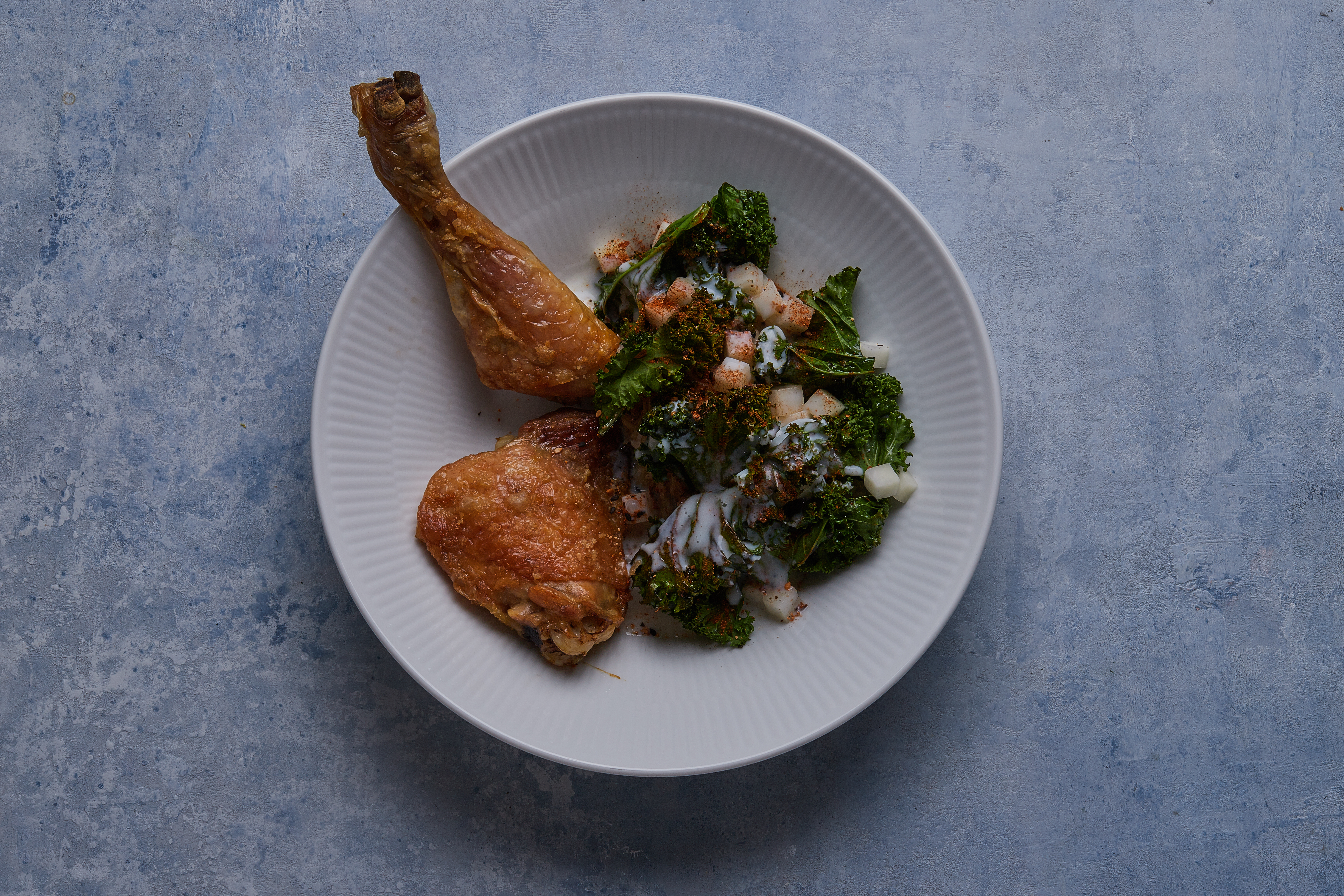 Bagt kyllingelår med stegt kål, ris og kærnemælk