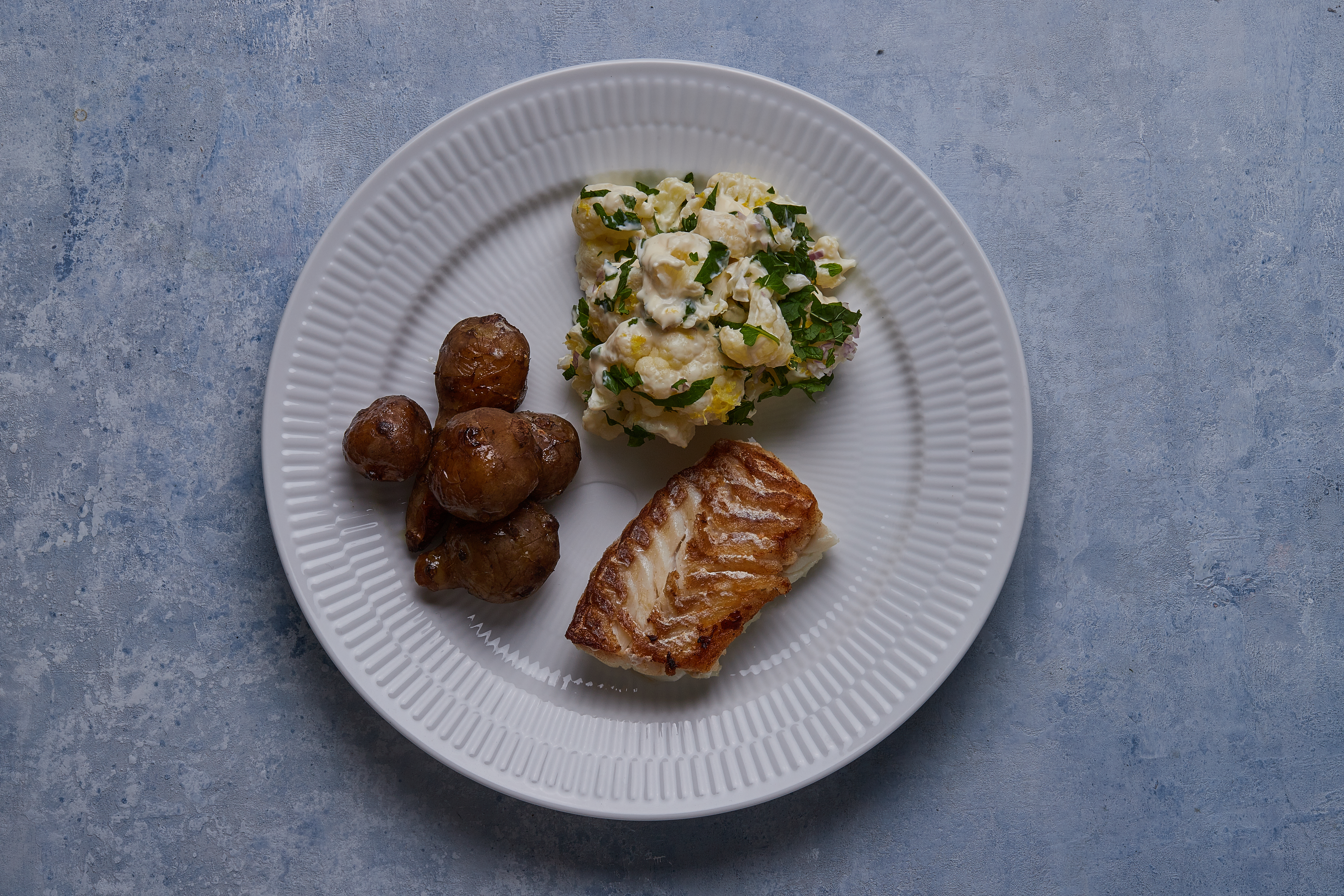 Stegt lyssej med bagte jordskokker og cremet blomkål