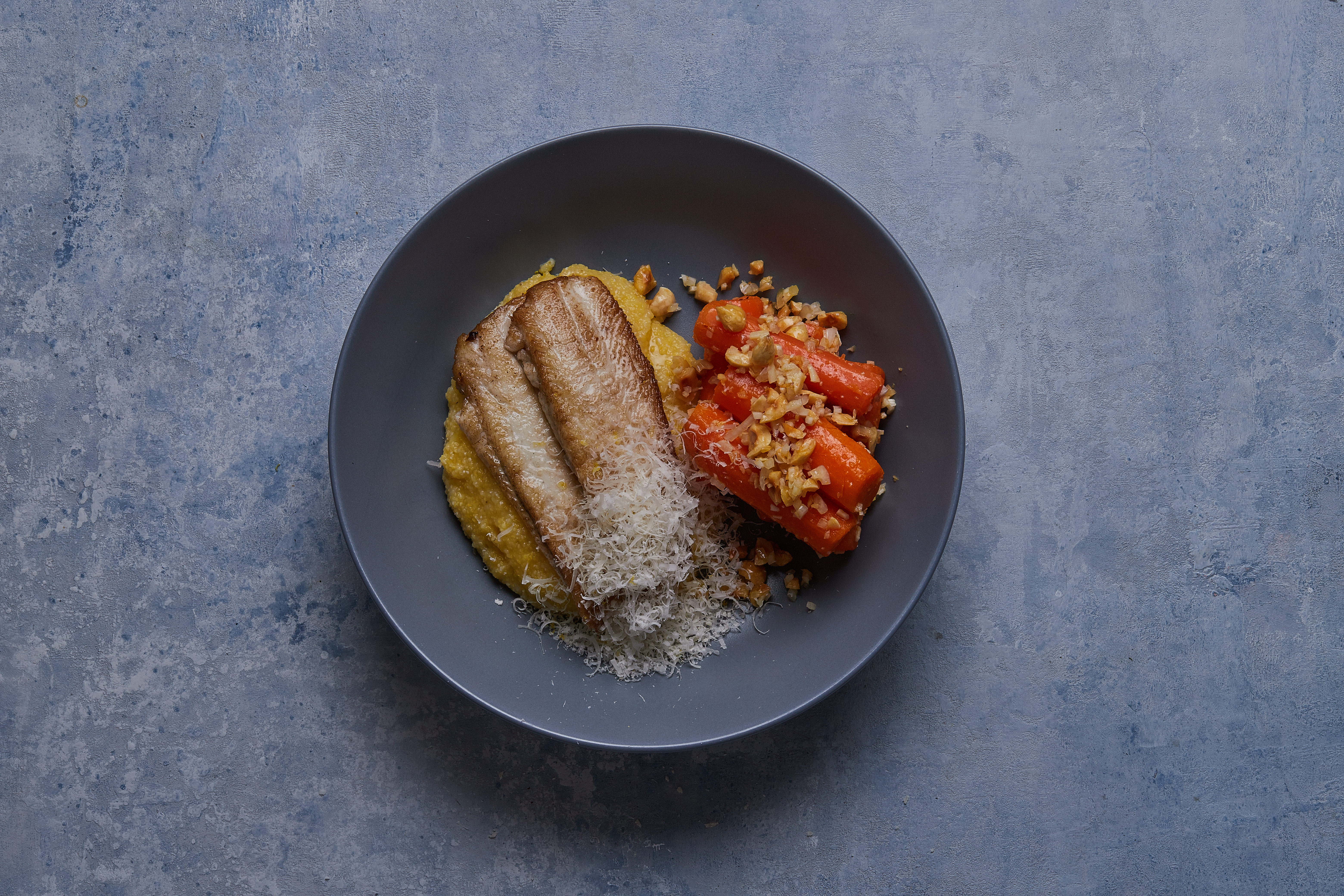 Kogte gulerødder med blød polenta, stegt hvilling og nødder