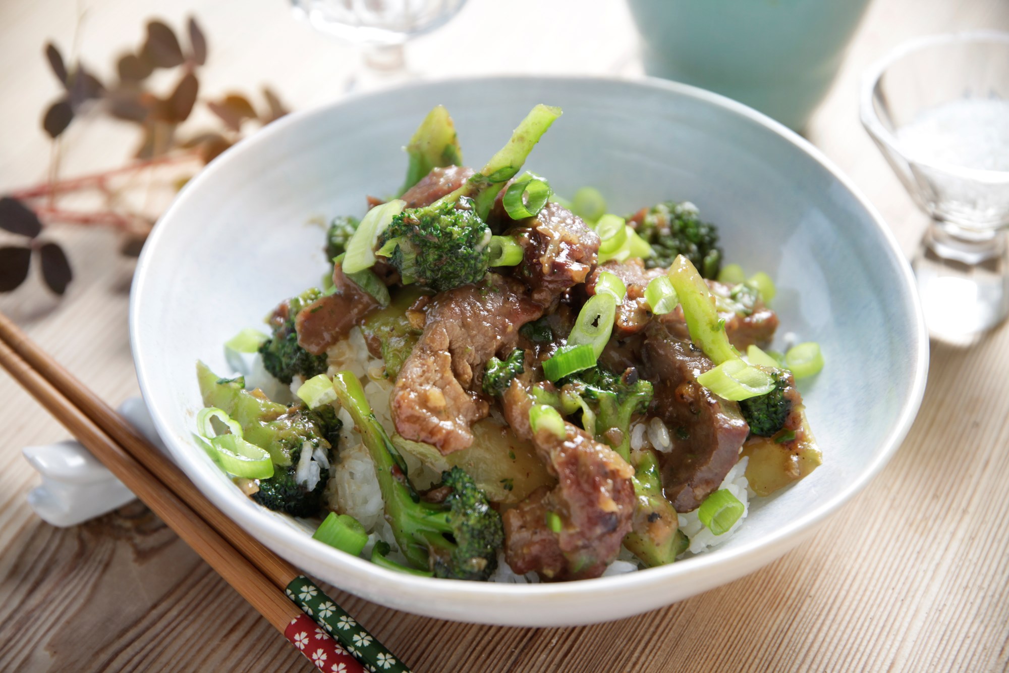 Broccoli og bøf i hoisinsauce med ingefær og ris.