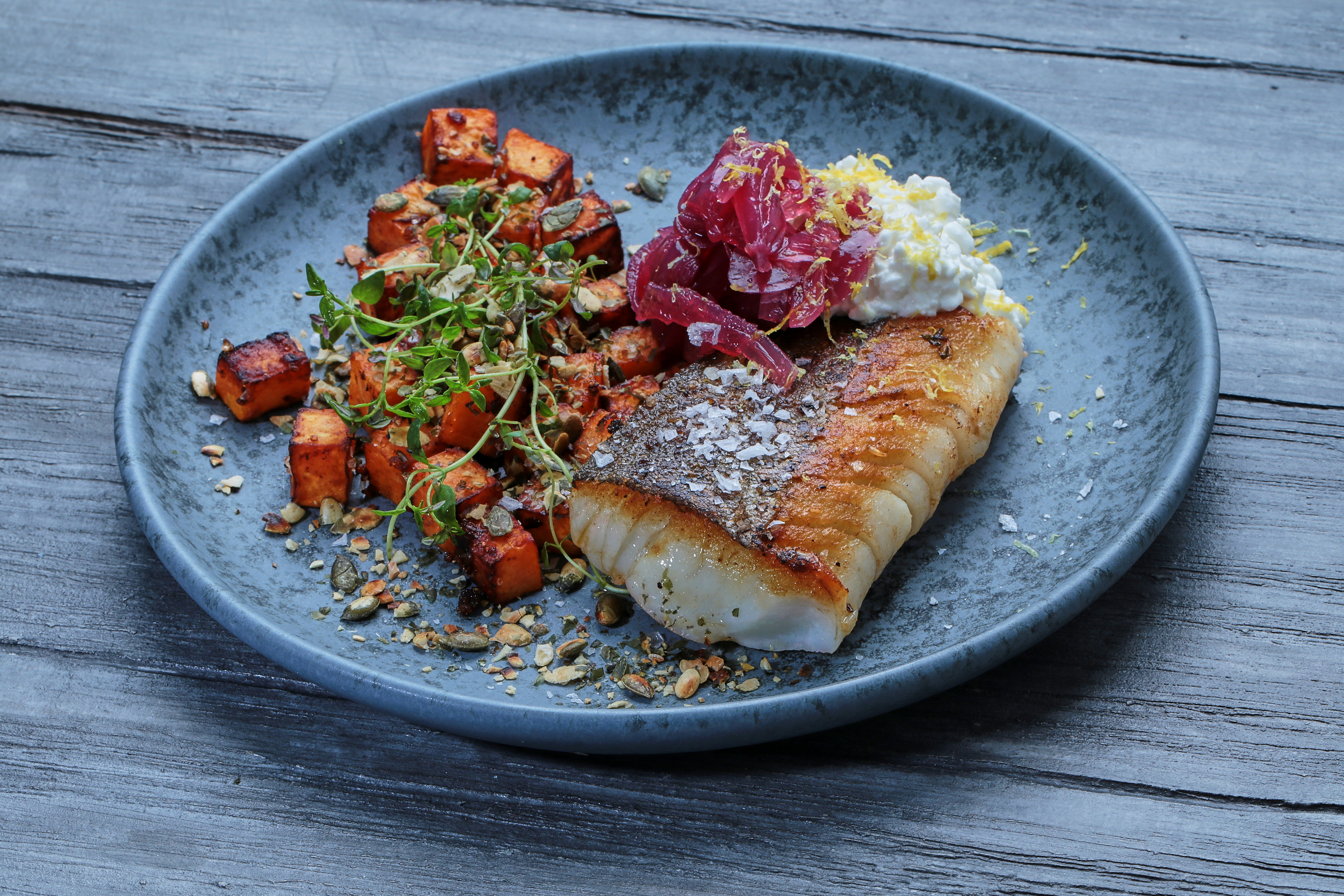 Stegt kuller med søde kartofler, hytteost og rødløgsrelish