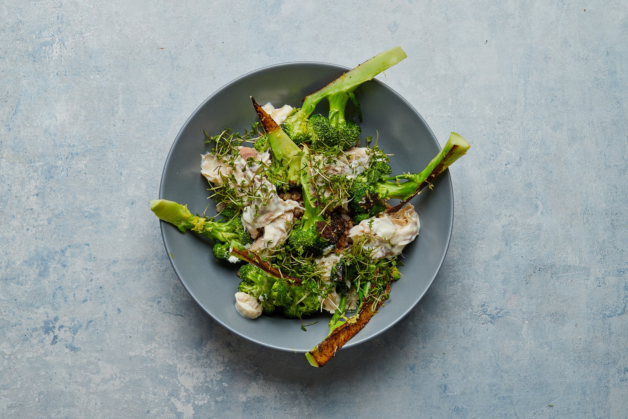 Grov salat med røget makrel, broccoli og kapers