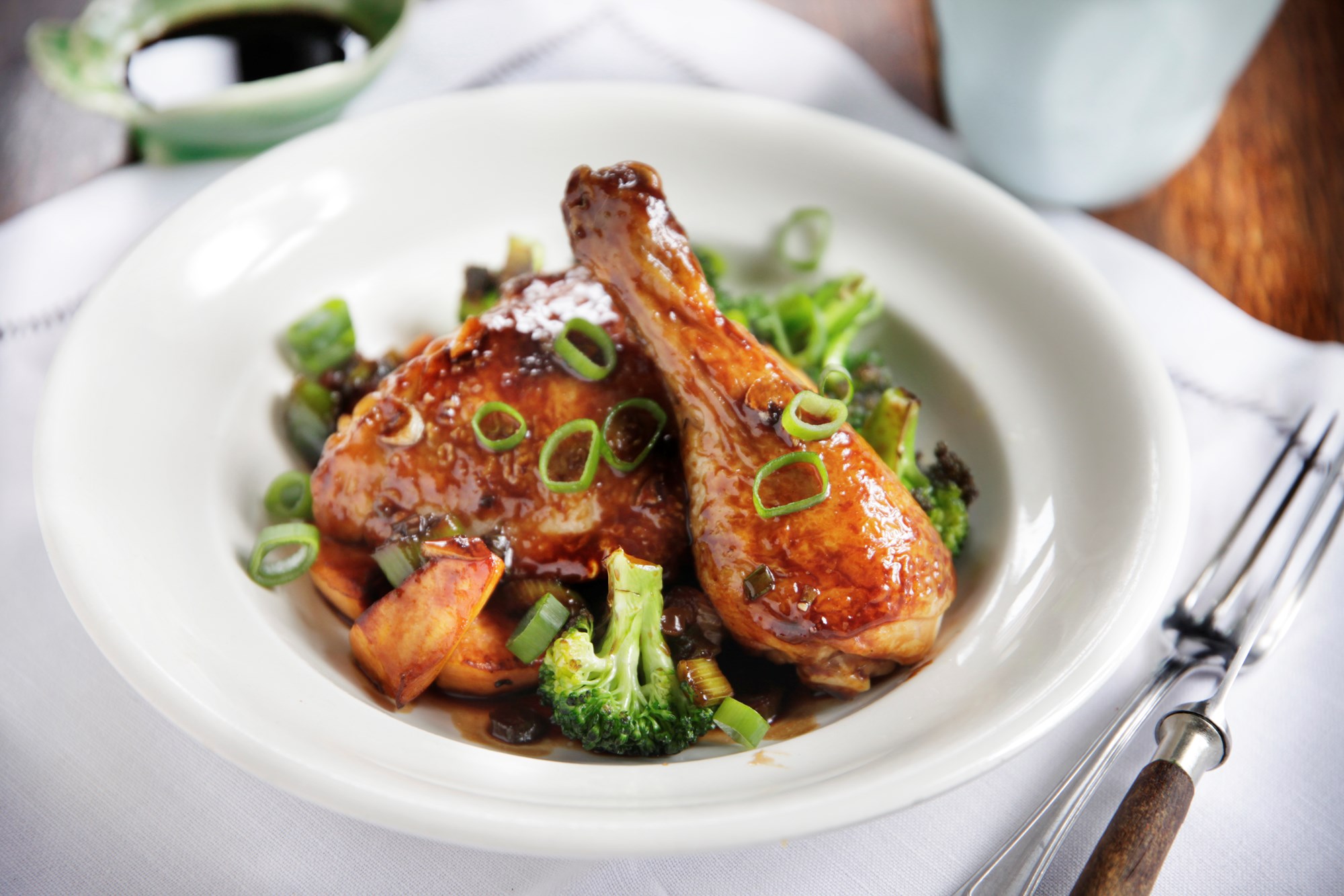 Honning og hvidløgsglaceret kyllingelår med sweet potatoes og broccoli bake