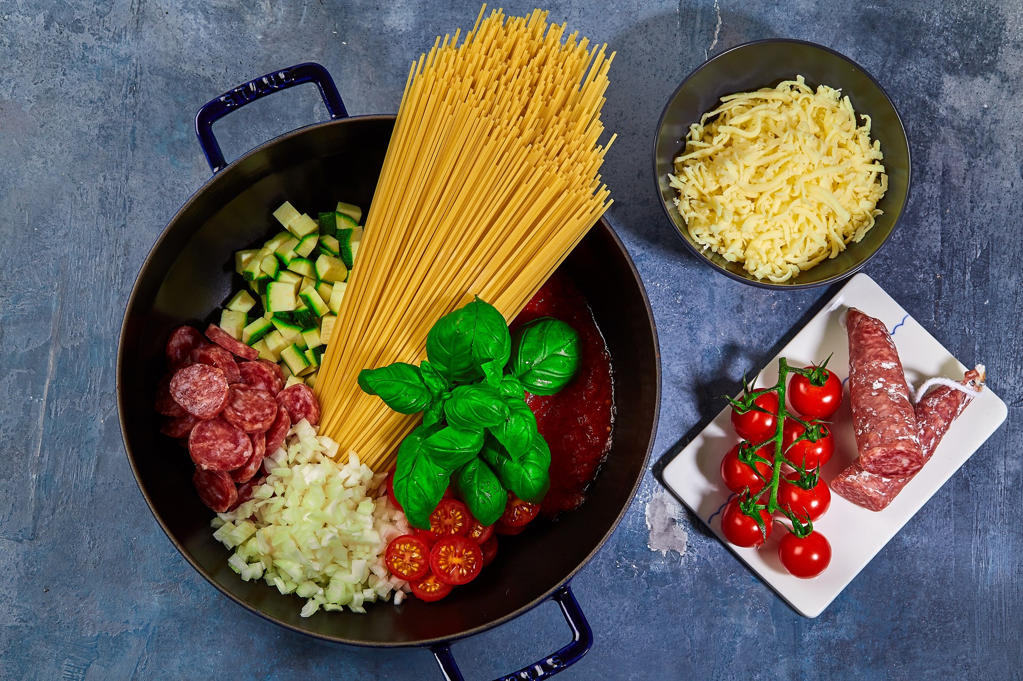 One pot spaghetti med salame Cacciatore, courgetter & tomat