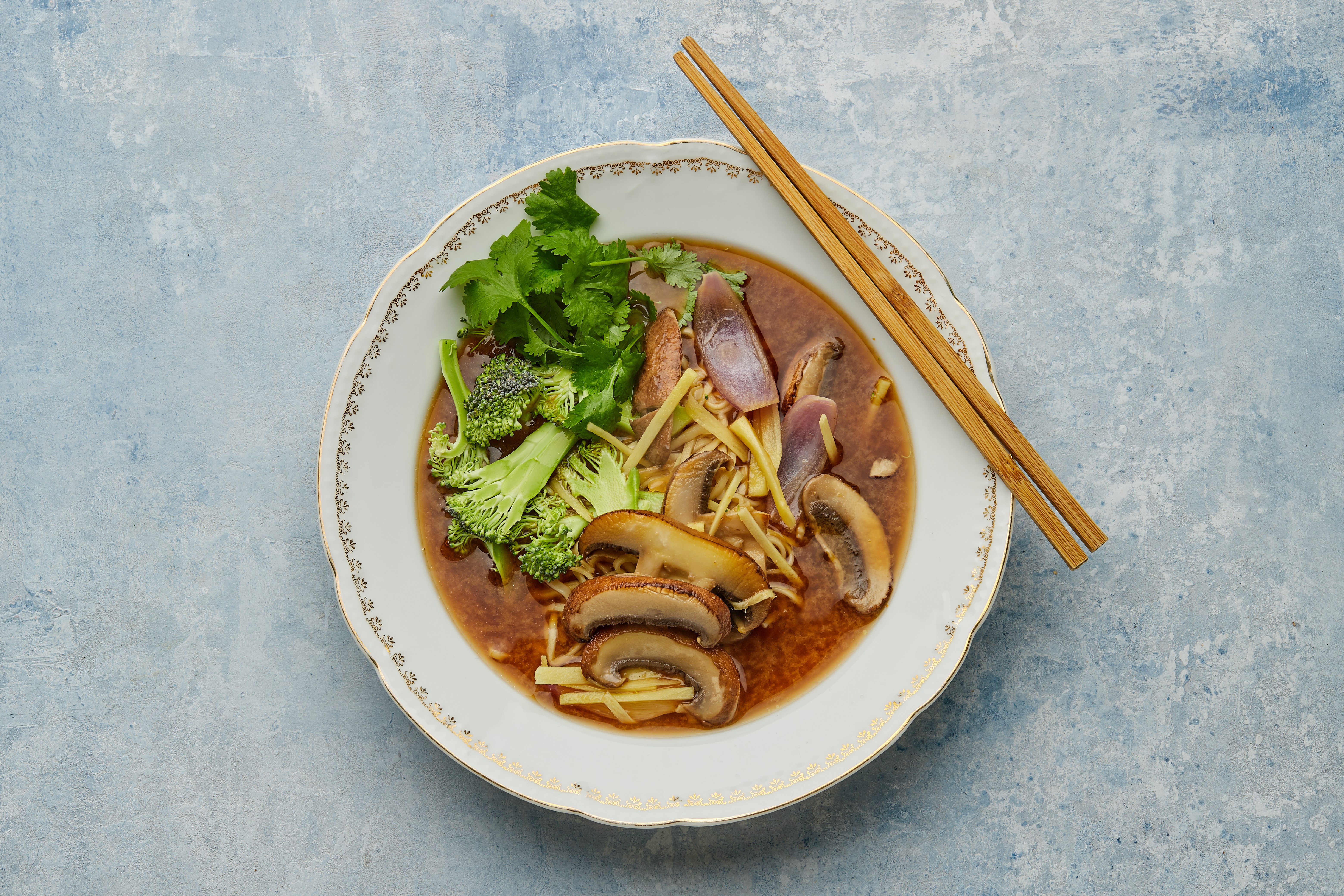 Misosuppe med svampe, nudler og broccoli - Opskrift fra Skagenfood.dk Misosuppe med svampe, nudler og broccoli - Opskrift fra Skagenfood.dk