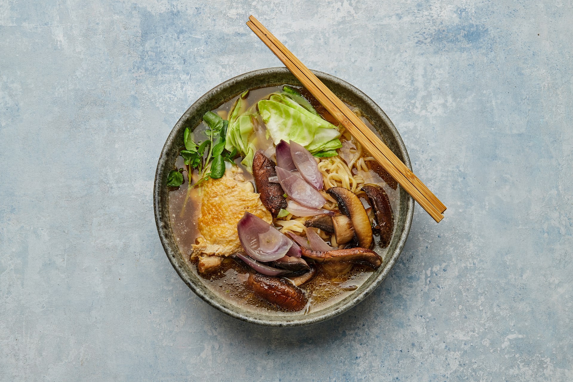 Miso suppe med kylling, svampe og nudler Opskrift fra Skagenfood.dk