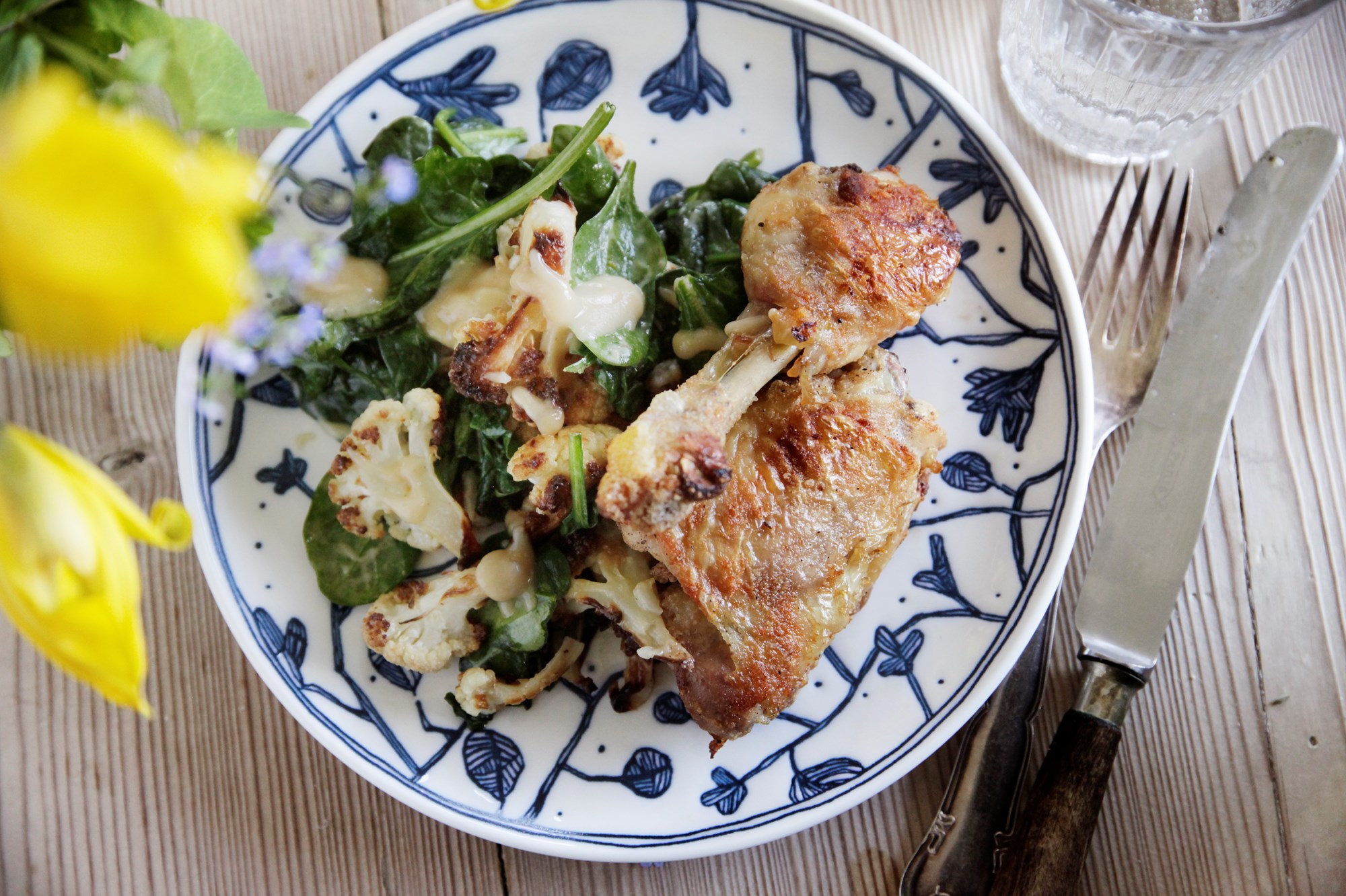 Sprøde Ranch kyllingelår på ristet blomkåls-salat med tahindressing
