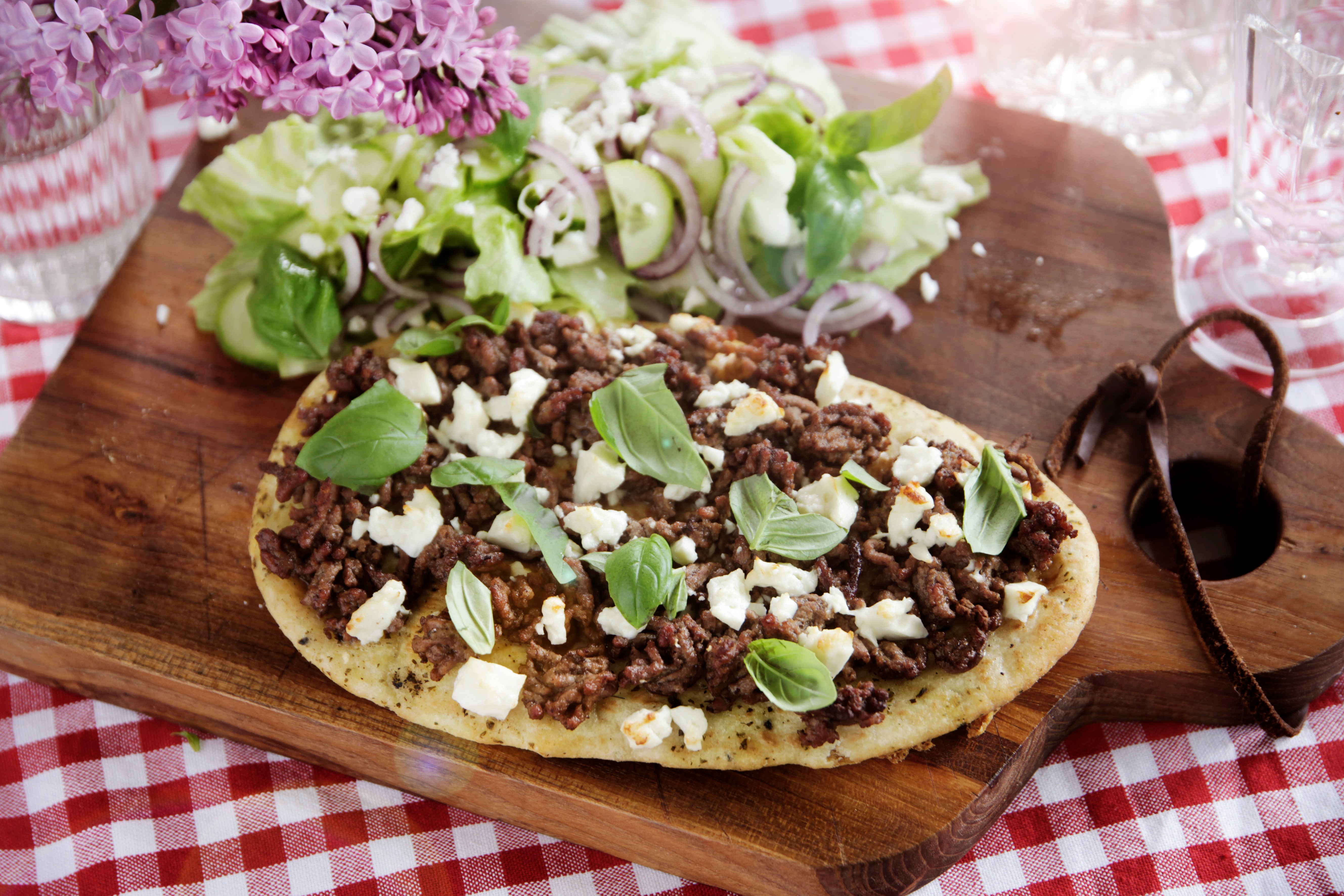 Pizzabrød med græsk okse, feta og basilikumsalat - Opskrift fra ...