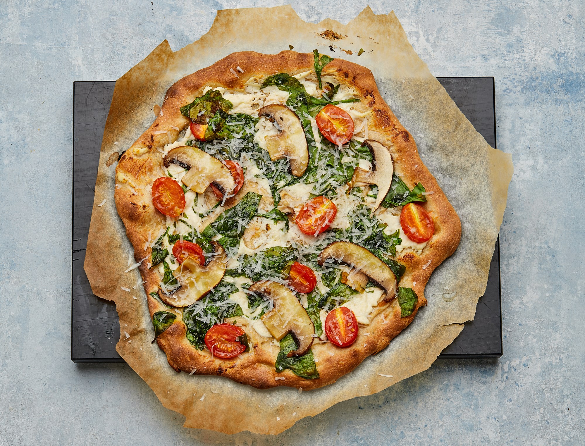 Pizza bianco med ricotta, spinat og portobello svampe
