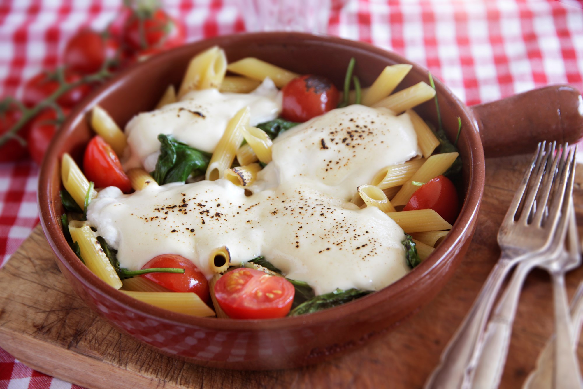 Rødspætter på spinat og små tomater med pasta og cremet top