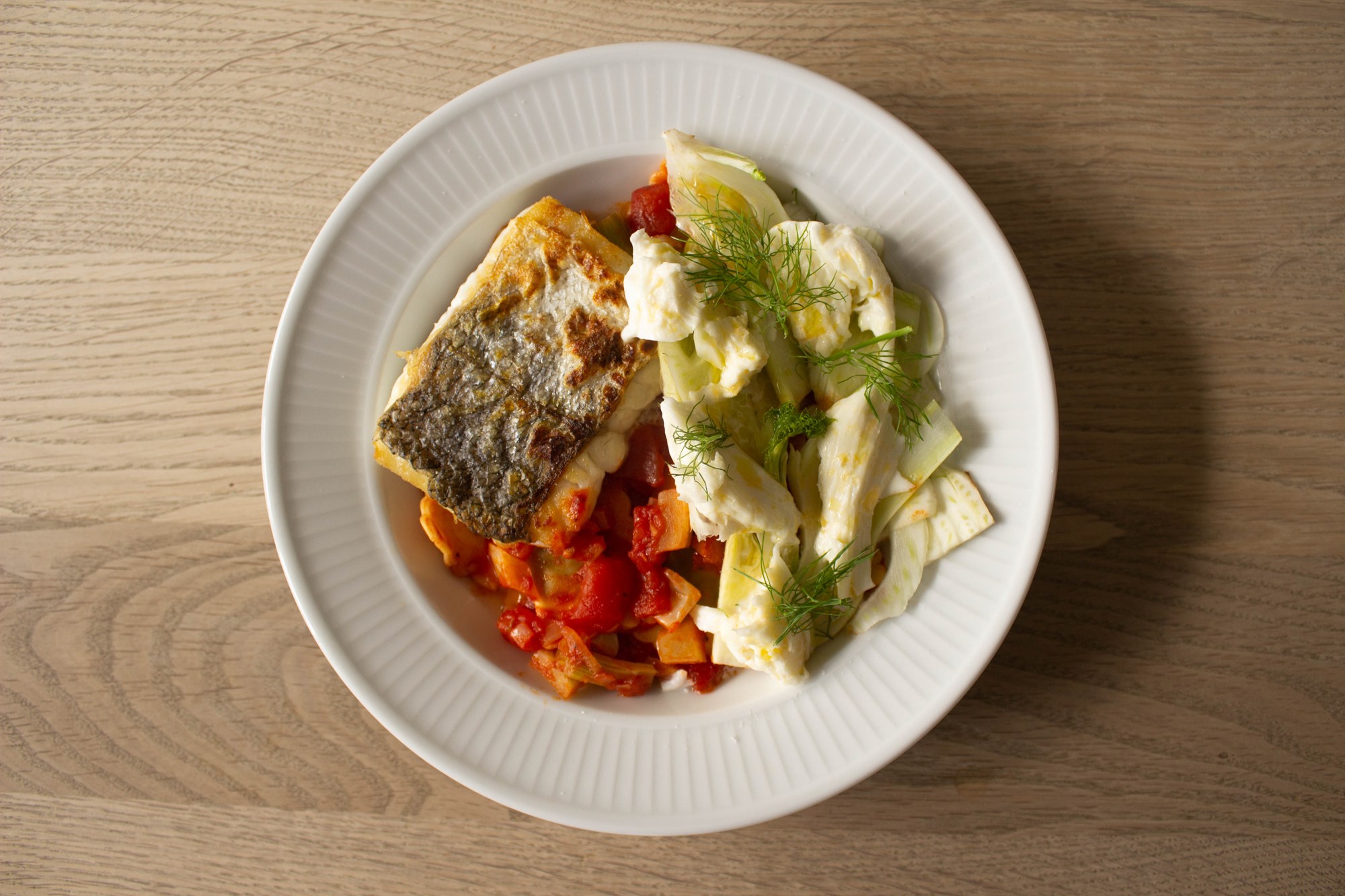 Ravioli i tomatsovs, stegt torsk og salat med fennikel, gedeost og appelsin