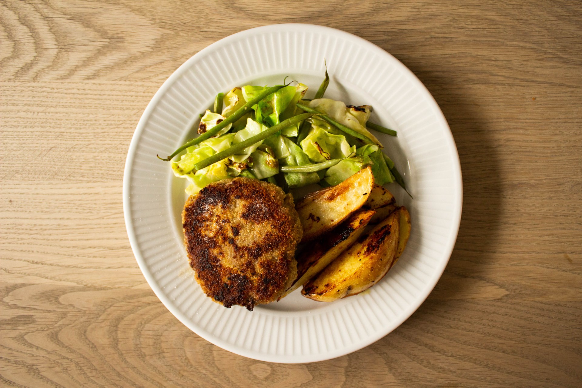 med skorzone/spidskålssalat og bagte kartofler Opskrift