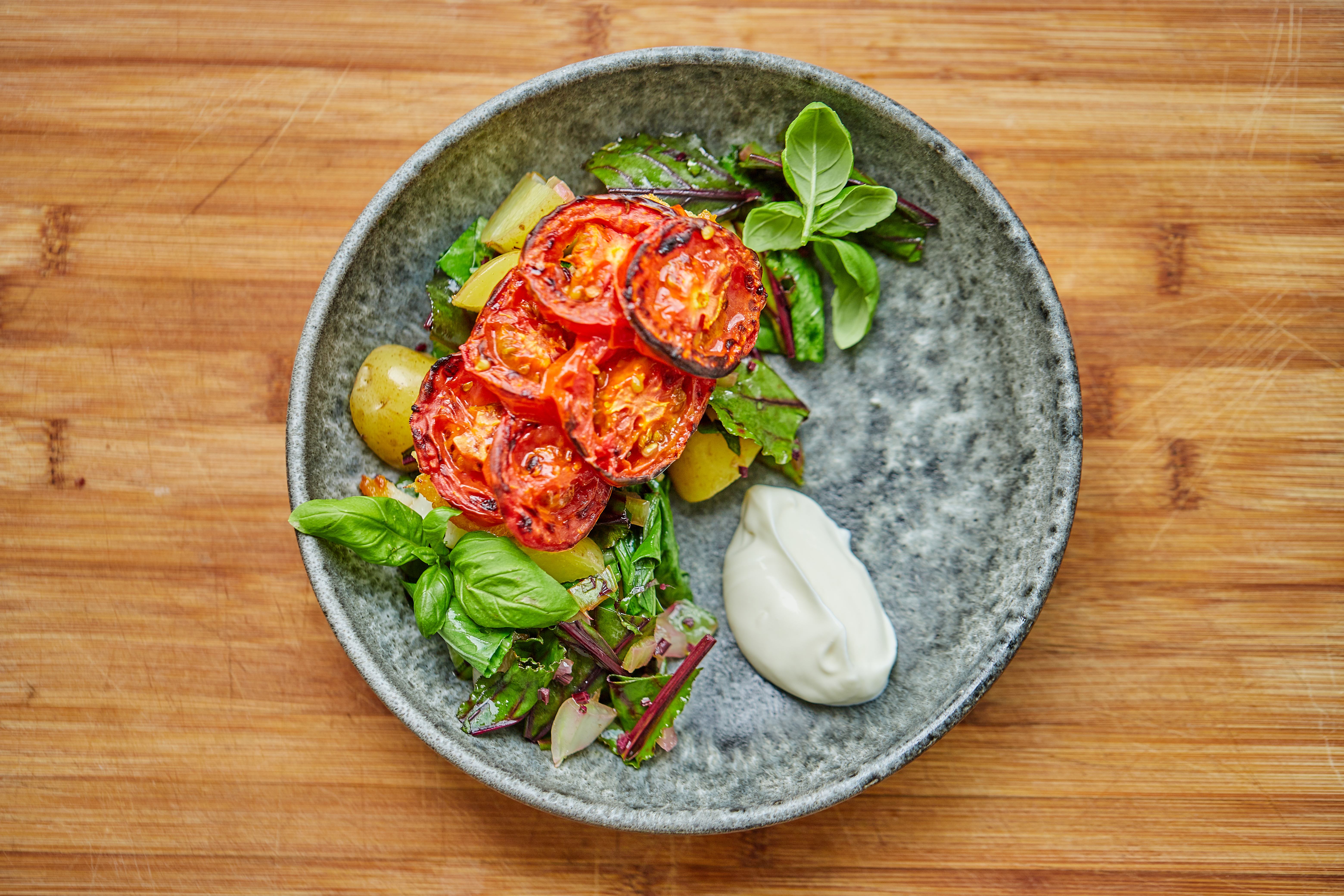 Stegt mørksej med bagte tomater, kapers og kartofler