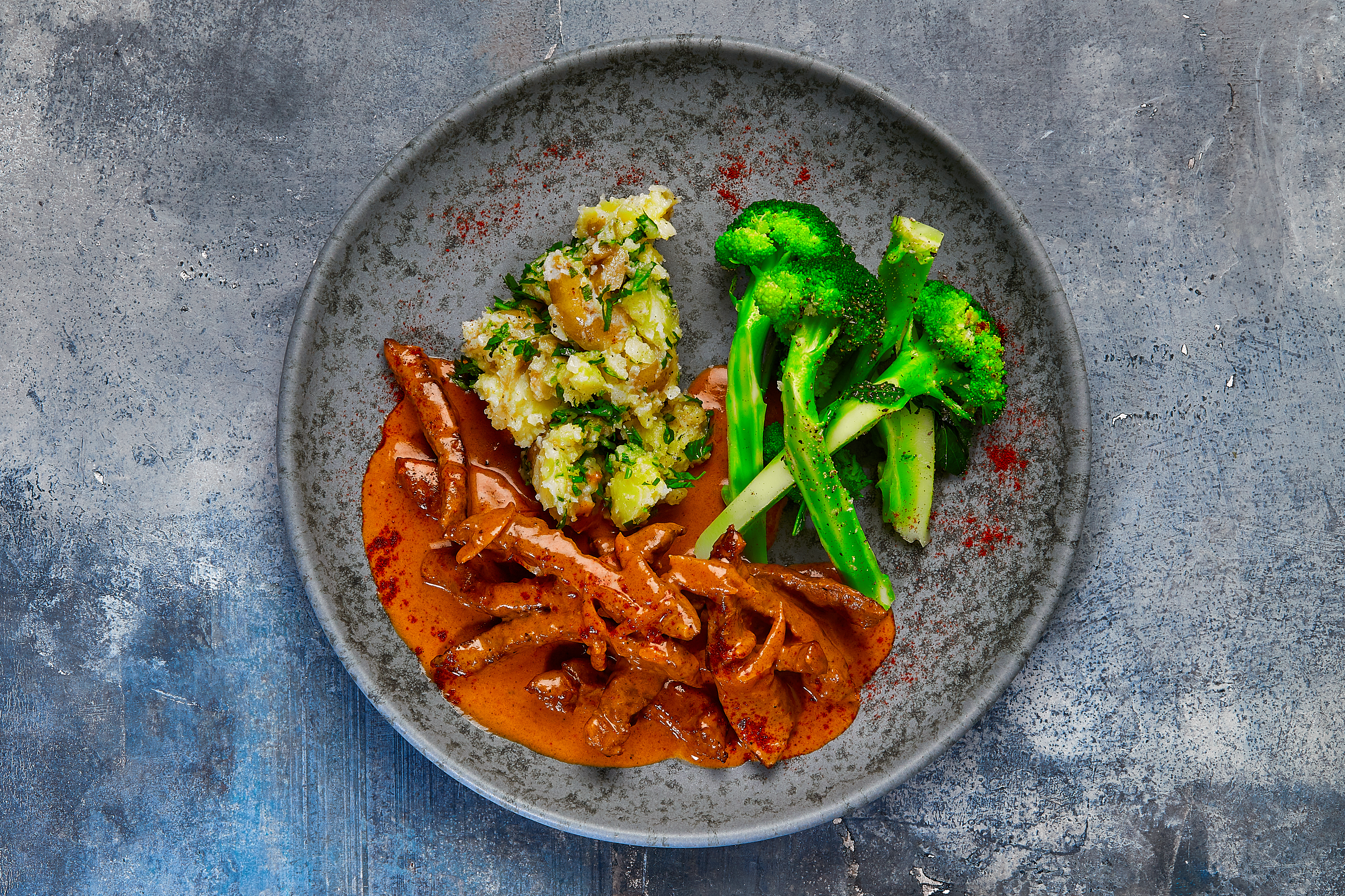 Heat: Boeuf sauté stroganoff - med knuste kartofler og broccoli