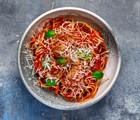 Just-heat: Italienske kødboller i tomatsauce med spaghetti, basilikum og parmesan