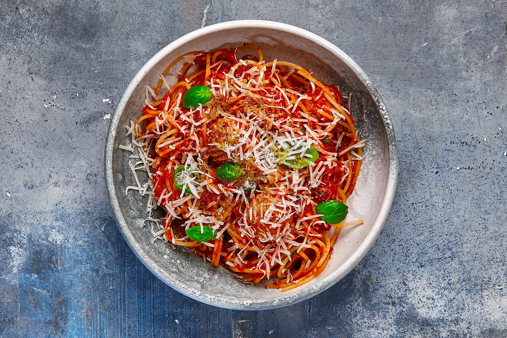 Ragù bolognese med spaghetti, parmesan og basilikum