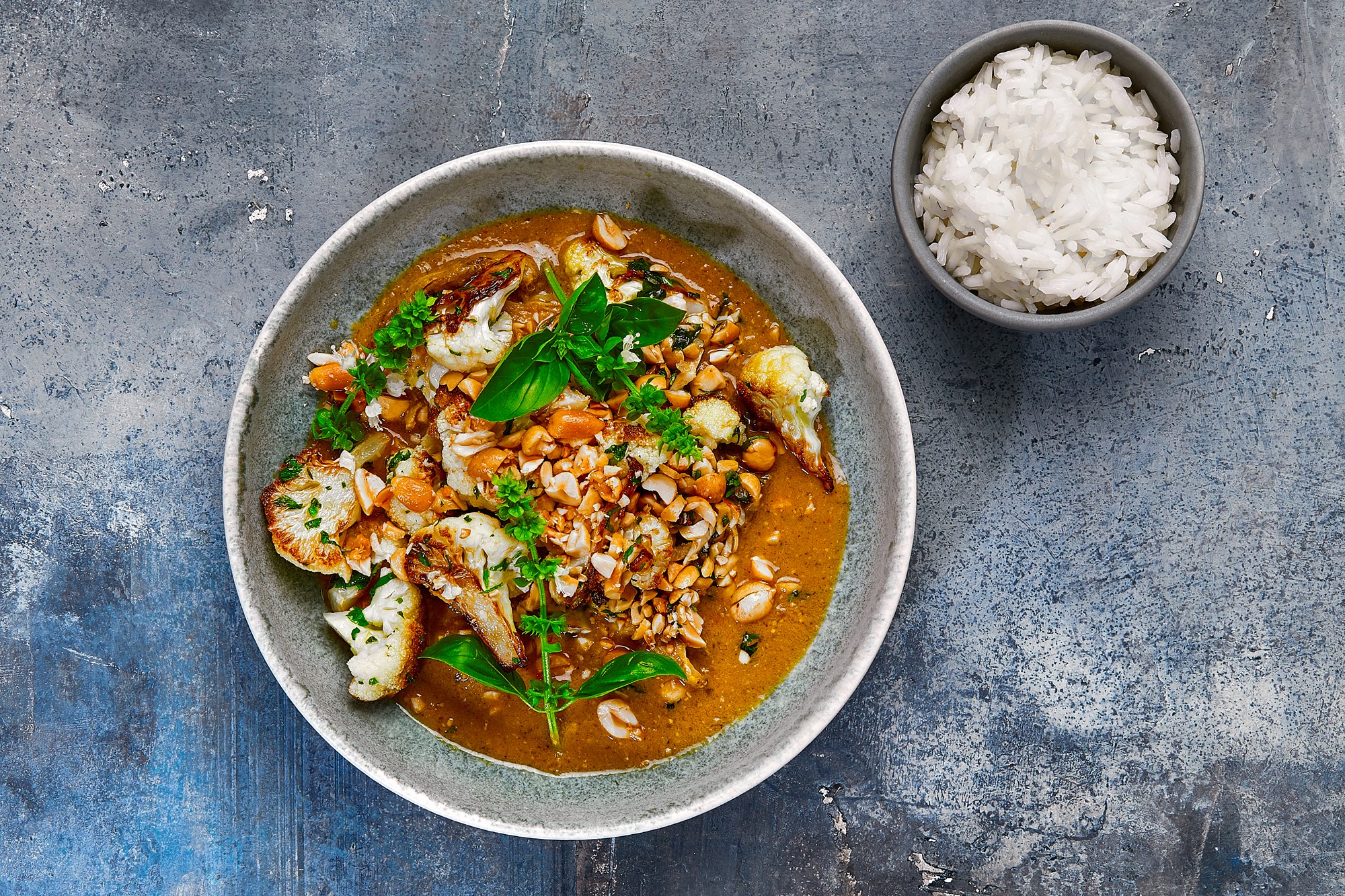 Heat: thai green curry med kylling dertil peanutstegt blomkål med basilikum & ris