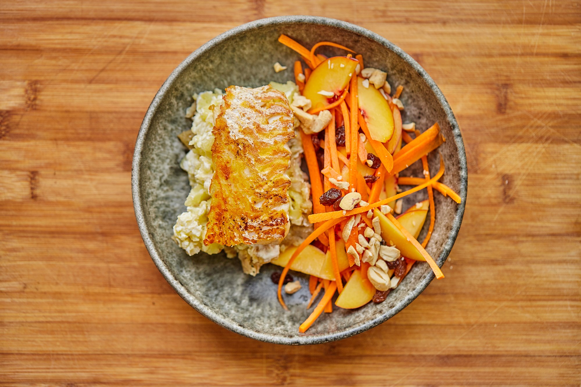 Stegt torsk på knuste kartofler med syrlig gulerodssalat