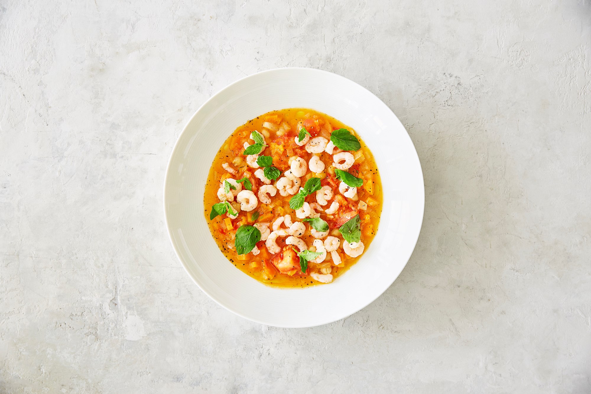Frisk tomat/gulerodssuppe med stegte rejer