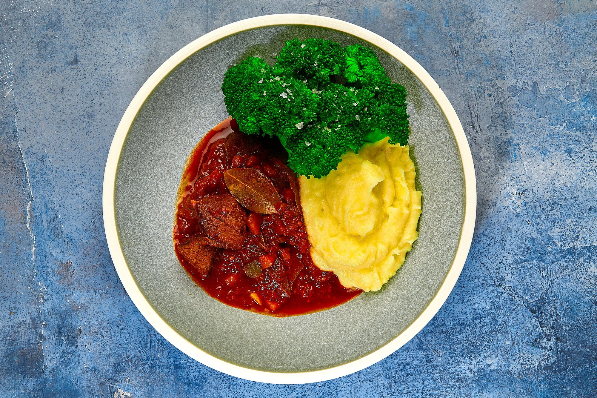 Just-heat: klassisk ungarsk okse-gullasch med kartoffelmos og broccoli