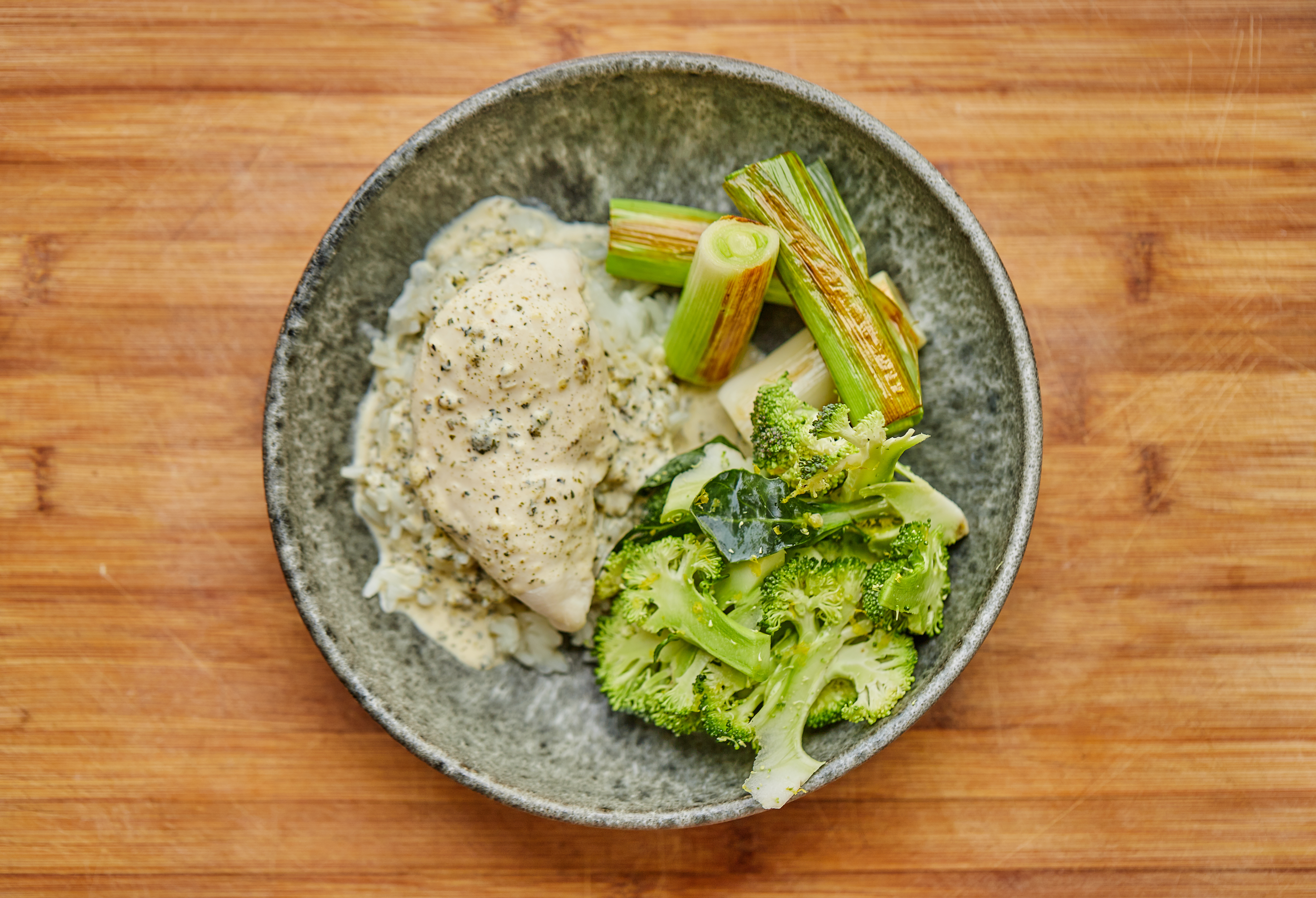 Pocheret kylling med flødesauce, stegte porrer og broccoli