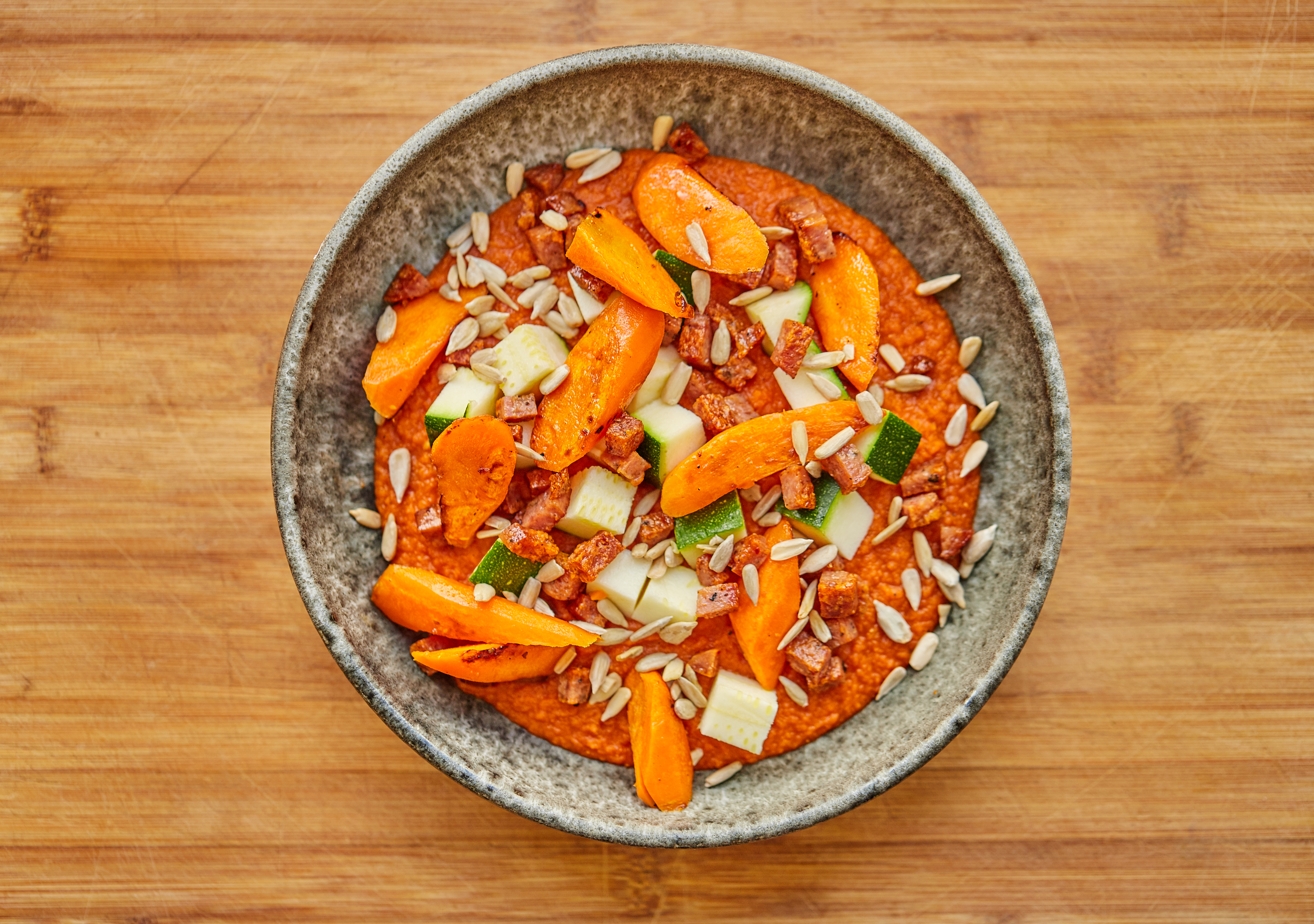 Gulerods/tomatsuppe med krydret pølse, orange linser og solsikkekerner
