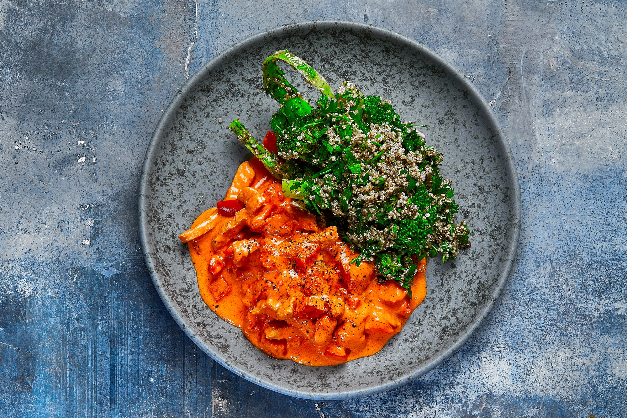 Just-heat: skinkegryde med quinoa-tabbouleh med persille & broccoli