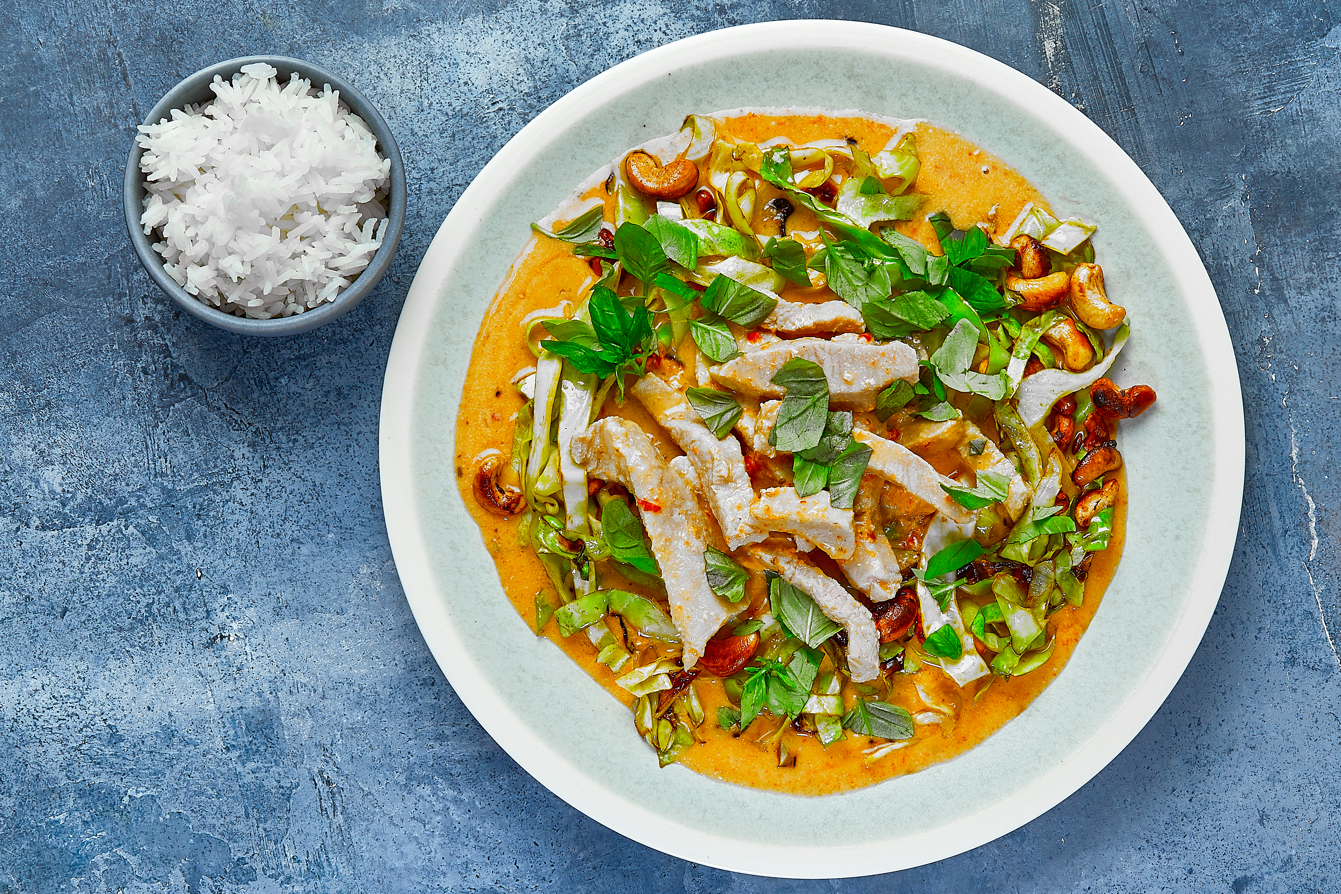 Just-heat: thai rød curry med gris dertil cashewstegt spidskål med basilikum og ris