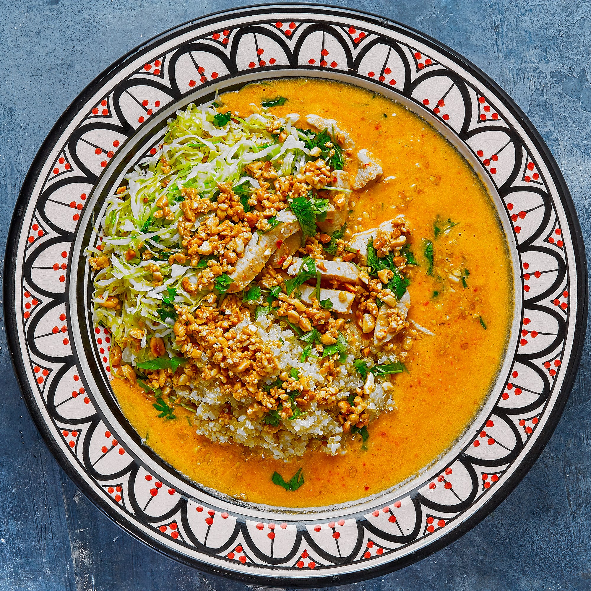 Just-heat: thai rød curry med gris og quinoa, dertil stegt spidskål med peanuts og koriander