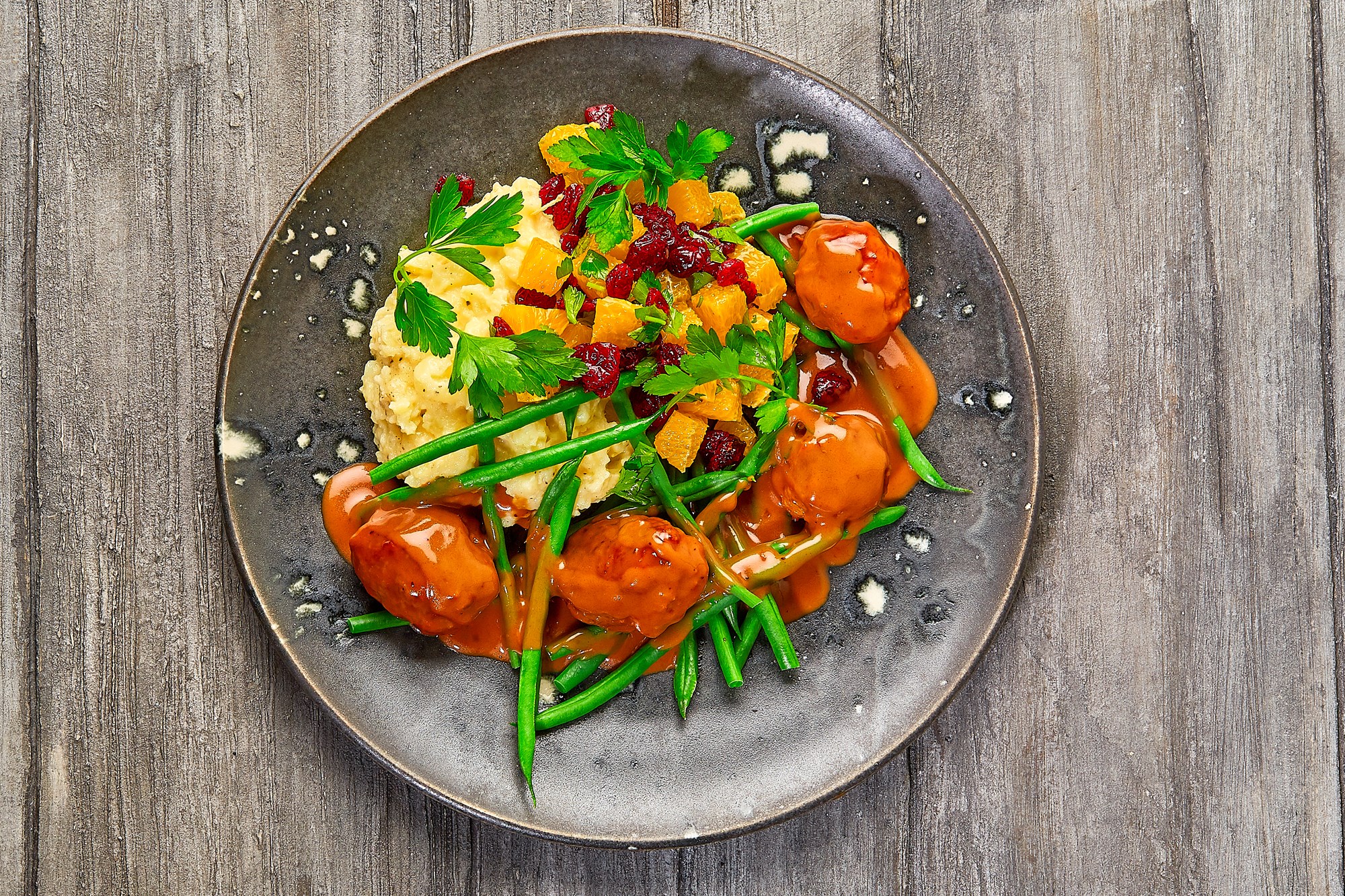 Team DK Just-heat: Svenske Köttbullar med kartoffelmos, flødesauce, grønne bønner og appelsin-tranebærsalat