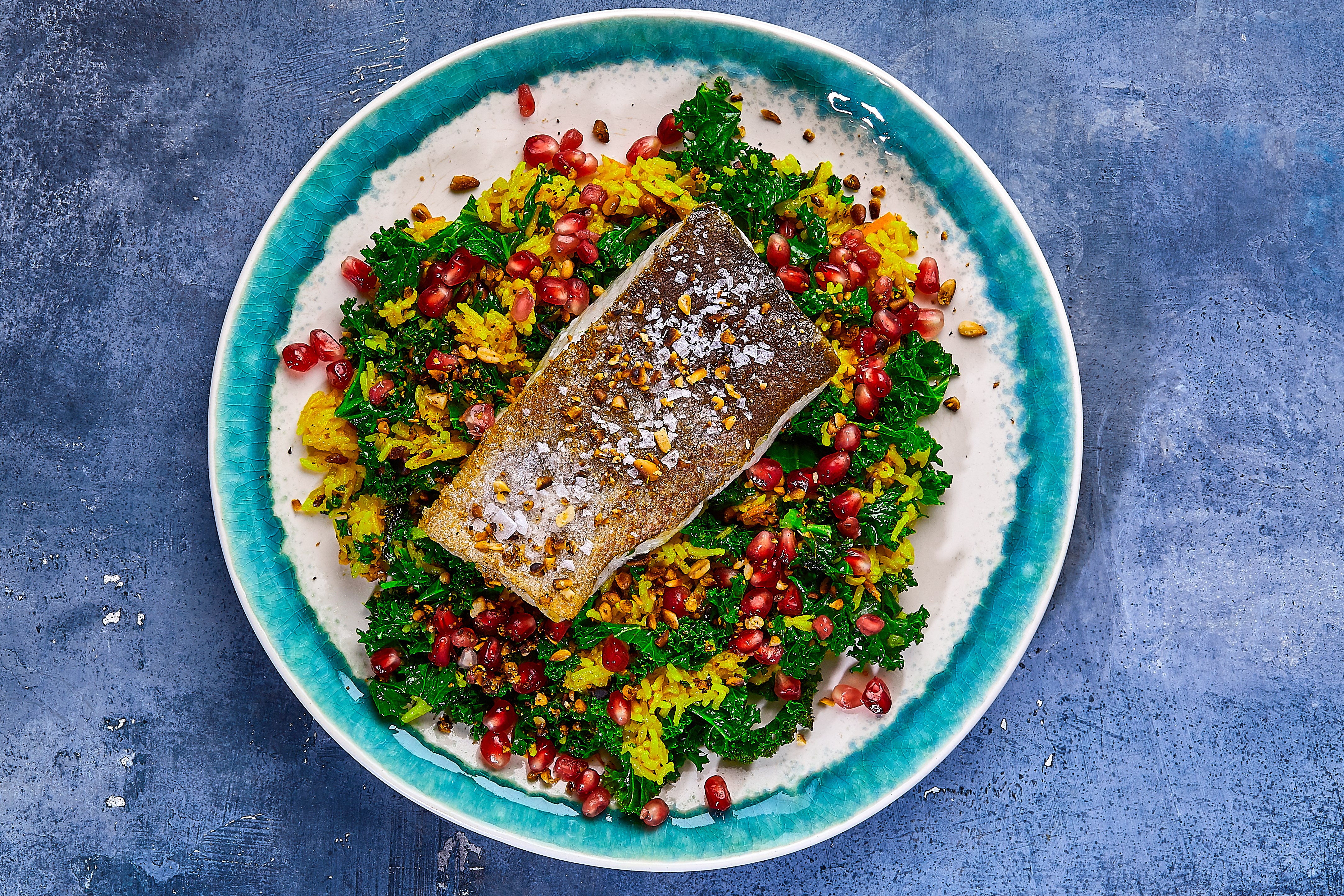 Skindstegt torsk med persiske ris med granatæble, pinjekerner, palmekål ...