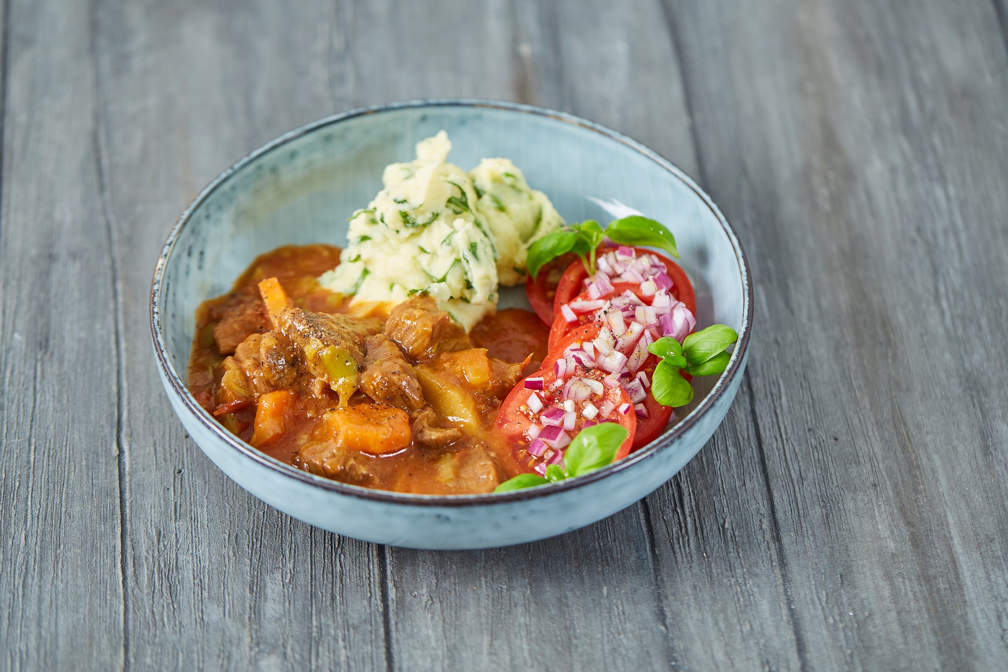 HEAT: Oksegryde/Limousinegryde braiseret med øl, serveret med knuste kartofler med basilikum og tomatsalat