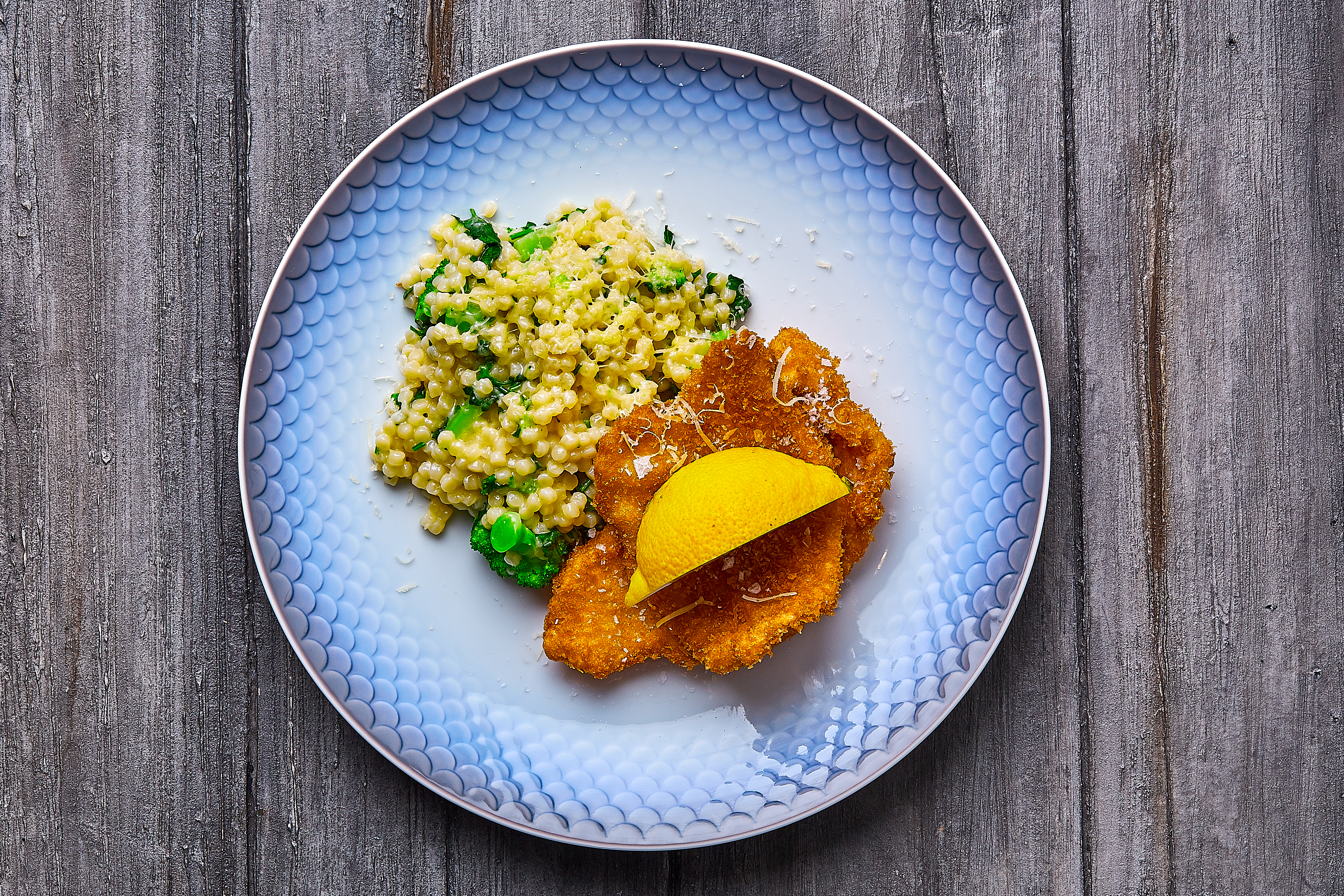 Friteret rødspættefilet med fregola sarda, broccoli og bavnehøjost